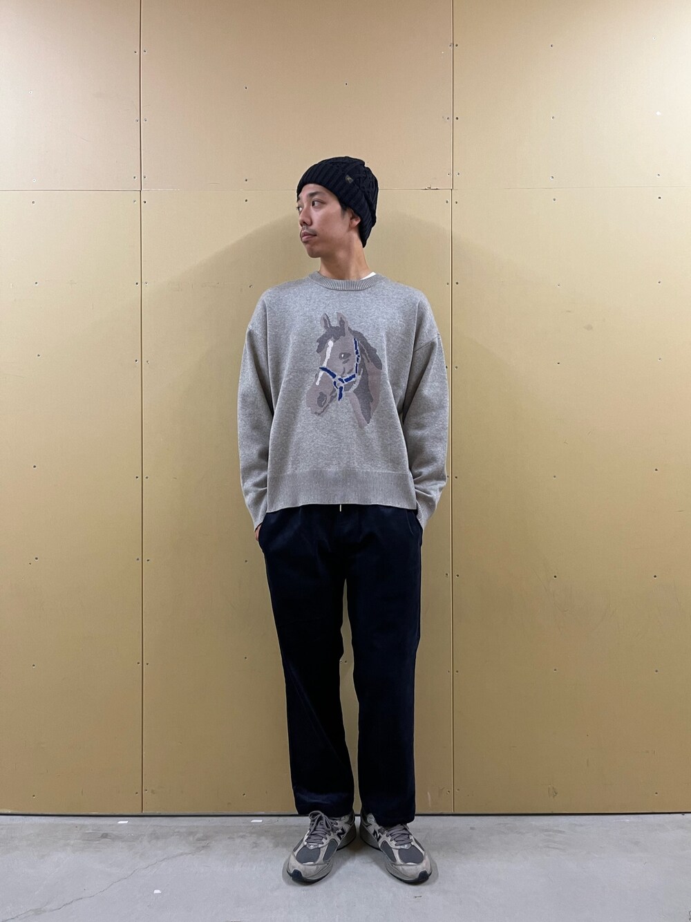 「ファッションを楽しもう、モノトーン、ビッグシルエット、お出かけコーデ、冬コーデ、ニット、コーデュロイ、アニマル柄、秋冬コーデ、大人コーデ、ニット帽、オトナカジュアル、馬、リラックススタイル、おしゃれさんと繋がりたい」｜「GEVACOの【GEVACO/ゲバコ】ホースジャガード プルオーバーニット（ニット/セーター、グレー系）」を使った、ハヤシさん（メンズ・183cm）の秋コーディネートの1枚目の写真