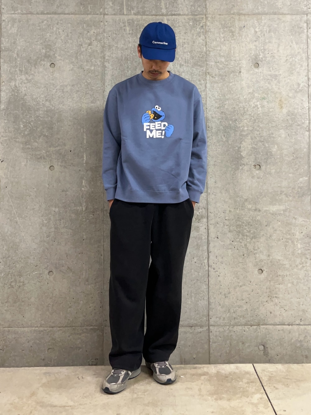 「春色、大人ファッション、おでかけコーデ、春、お洒落さんとつながりたい、春服、メンズコーデ、ストリートコーデ、ストリートMIX、クッキーモンスター、スウェット、スウェットコーデ、青、ブルー、キャップ」｜「GLOSTERの【SESAME STREET】meets【GLOSTER】クルーネック  プリントスウェット（スウェット、ブルー系）」を使った、ハヤシさん（骨格ストレート・メンズ・183cm）の春コーディネートの1枚目の写真