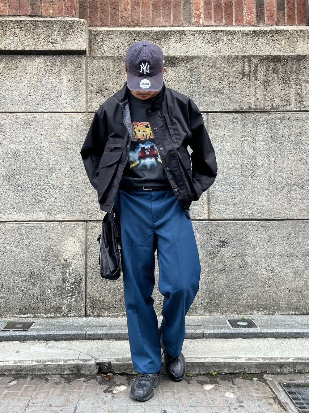 「アメカジ、モノトーン、雨の日コーデ、黒Tシャツ、古着MIX、デートコーデ、キャップ、レイヤードスタイル、Tシャツ、春夏コーデ、ブルゾン、羽織り、大人カジュアル、大人コーデ、シンプルコーデ」｜「GOOD ROCK SPEEDの【GOOD ROCK SPEED】映画 /ムービー / MOVIE プリントTシャツ（Tシャツ/カットソー、ブラック系）」を使った、ハヤシさん（骨格ストレート・メンズ・183cm）の夏コーディネートの1枚目の写真