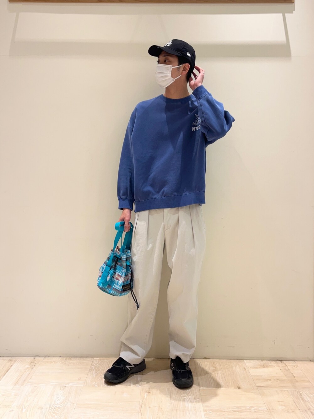 ブルー系のスウェット、ブルー系のショルダーバッグ、ベージュ系のその他パンツを着用したメンズの冬コーディネートの1枚目の写真