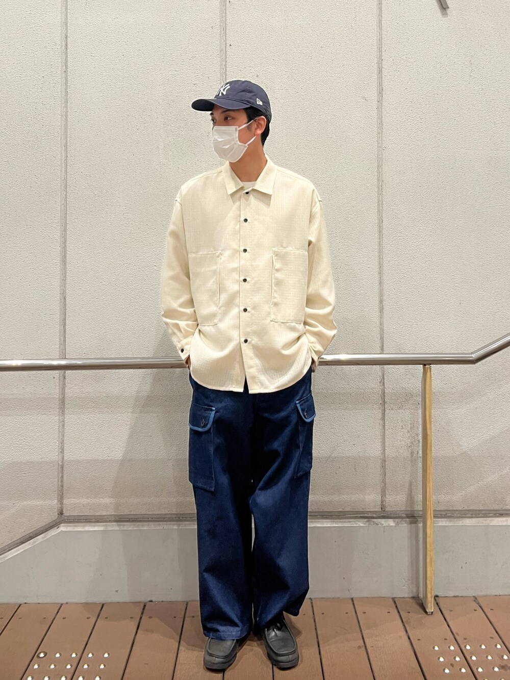 「ほめられ本命コーデ、カーゴパンツ、デニム、ミリタリー、ミリタリーコーデ、シャツスタイル、シンプルコーデ、大人コーデ、お洒落さんとつながりたい、ビックシルエット、メンズファッション、春コーデ、春、シンプルスタイル、着回しコーデ」｜「ARMY TWILLの【ARMY TWILL/アーミーツイル】DENIM CARGO PANTS デニム カーゴパンツ（デニムパンツ、ブルー系）」を使った、ハヤシさん（メンズ・183cm）の冬コーディネートの1枚目の写真