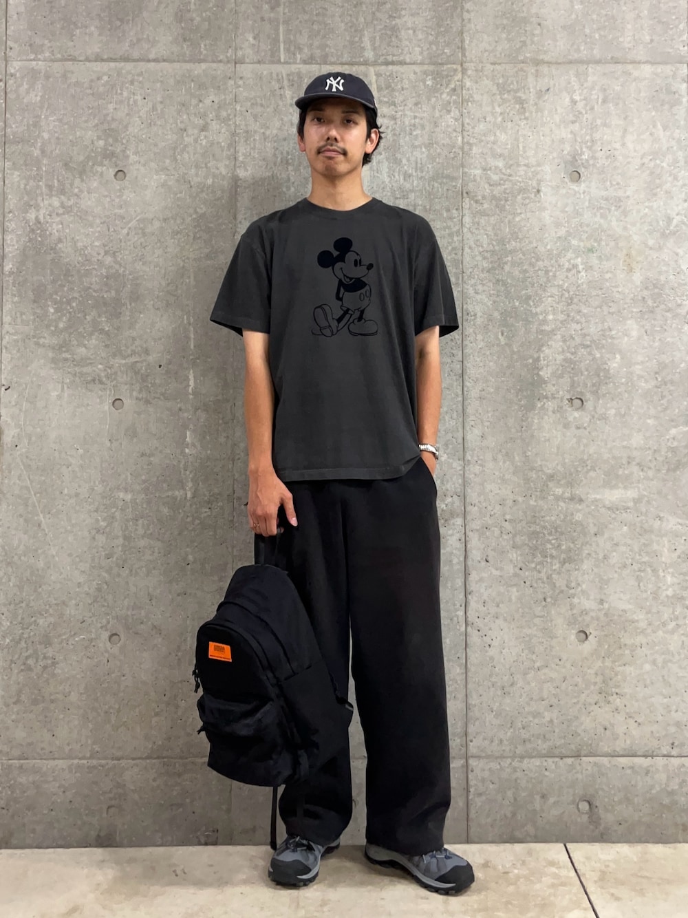 「秋服準備はじめました、着こなしのちょこっとテク、古着MIX、シンプルコーデ、お出かけコーデ、キャップ、ストリート、モノトーン、大人カジュアル、ミッキー、ミッキーT、ディズニーコーデ、ディズニー、テーマパークコーデ、ブラックコーデ」｜「GOOD ROCK SPEEDの【GOOD ROCK SPEED】MICKEY / フロッキープリントTシャツ（Tシャツ/カットソー、ブラック系）」を使った、ハヤシさん（骨格ストレート・メンズ・183cm）の秋コーディネートの1枚目の写真