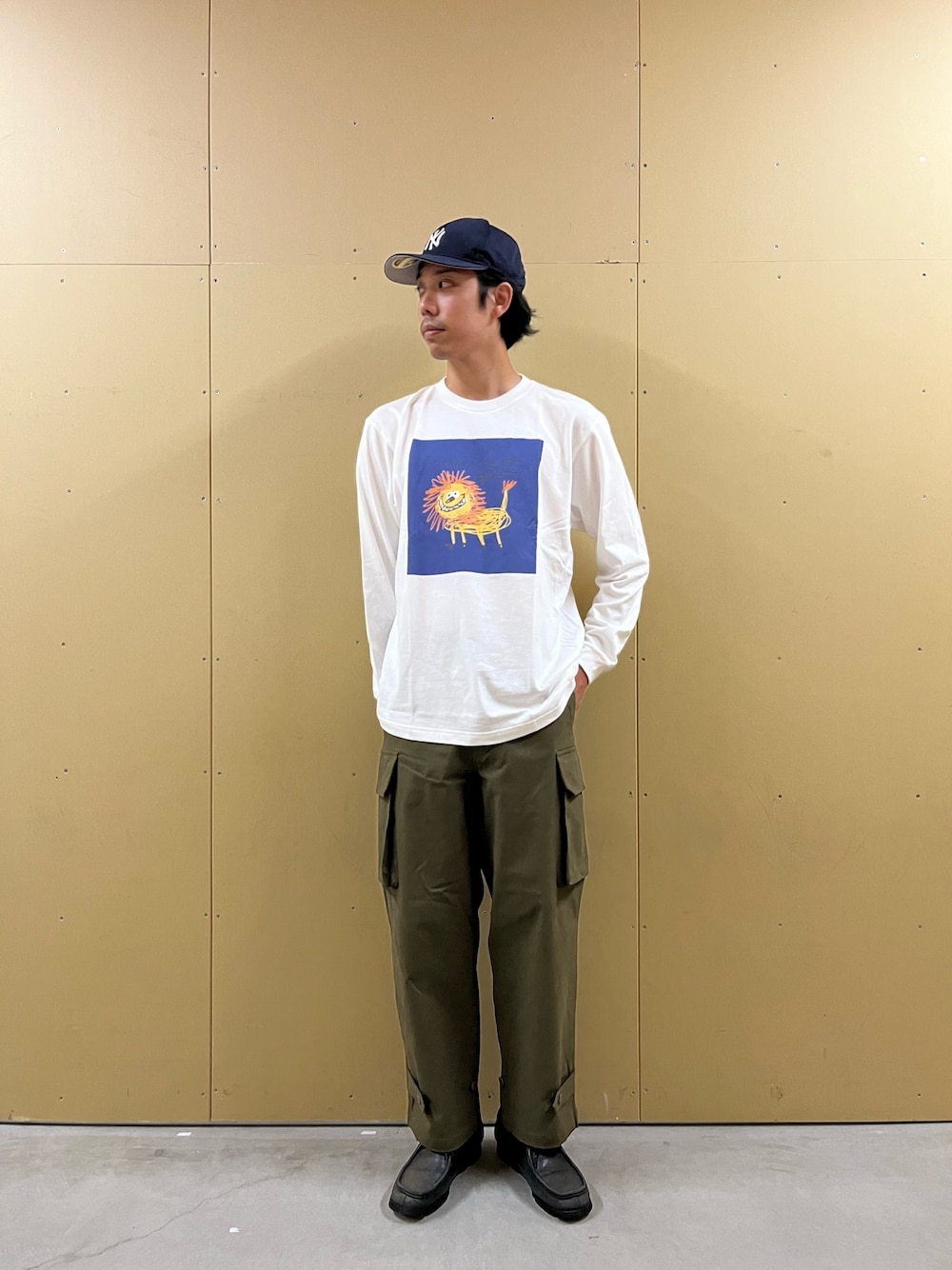 「ストリート、m47、カーゴパンツ、カーキ、カーキパンツ、ミリタリー、ミリタリーコーデ、イラスト、イラストT、キャップ、メンズライク、ユニセックス、秋コーデ、秋のコーデ、秋服」｜「GLOSTERのイラストレーター【ogwillust/オガワナツミ】コラボロンT vol2［the king of beasts］（Tシャツ/カットソー、ホワイト系）」を使った、ハヤシさん（メンズ・183cm）の秋コーディネートの1枚目の写真