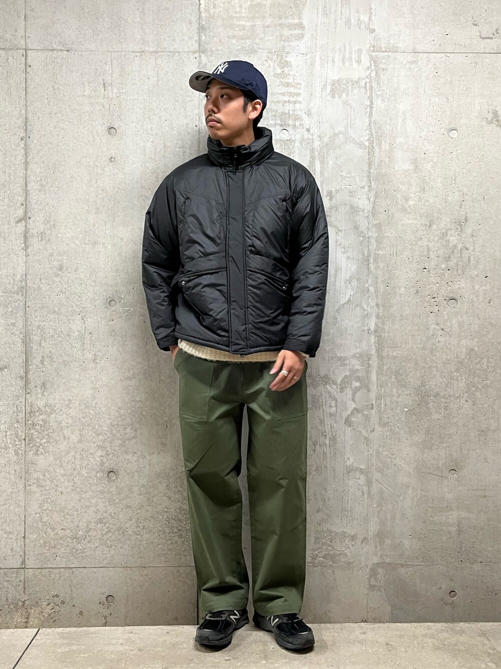 「カーゴパンツ、レイヤードスタイル、韓国ファッション、キャップ、冬アウター、休日スタイル、クリスマスに着たい服、古着MIX、スニーカー、中綿ジャケット、モンスターパーカー、ミリタリー、マイベストコーデ2023、お出かけコーデ、ベイカーパンツ」｜「GLOSTERの【CLIMASHIELD/クライマシールド(R)】ミリタリーショートブルゾン モンスターパーカー（ダウンジャケット/コート、ブラック系）」を使った、ハヤシさん（メンズ・183cm）の冬コーディネートの1枚目の写真