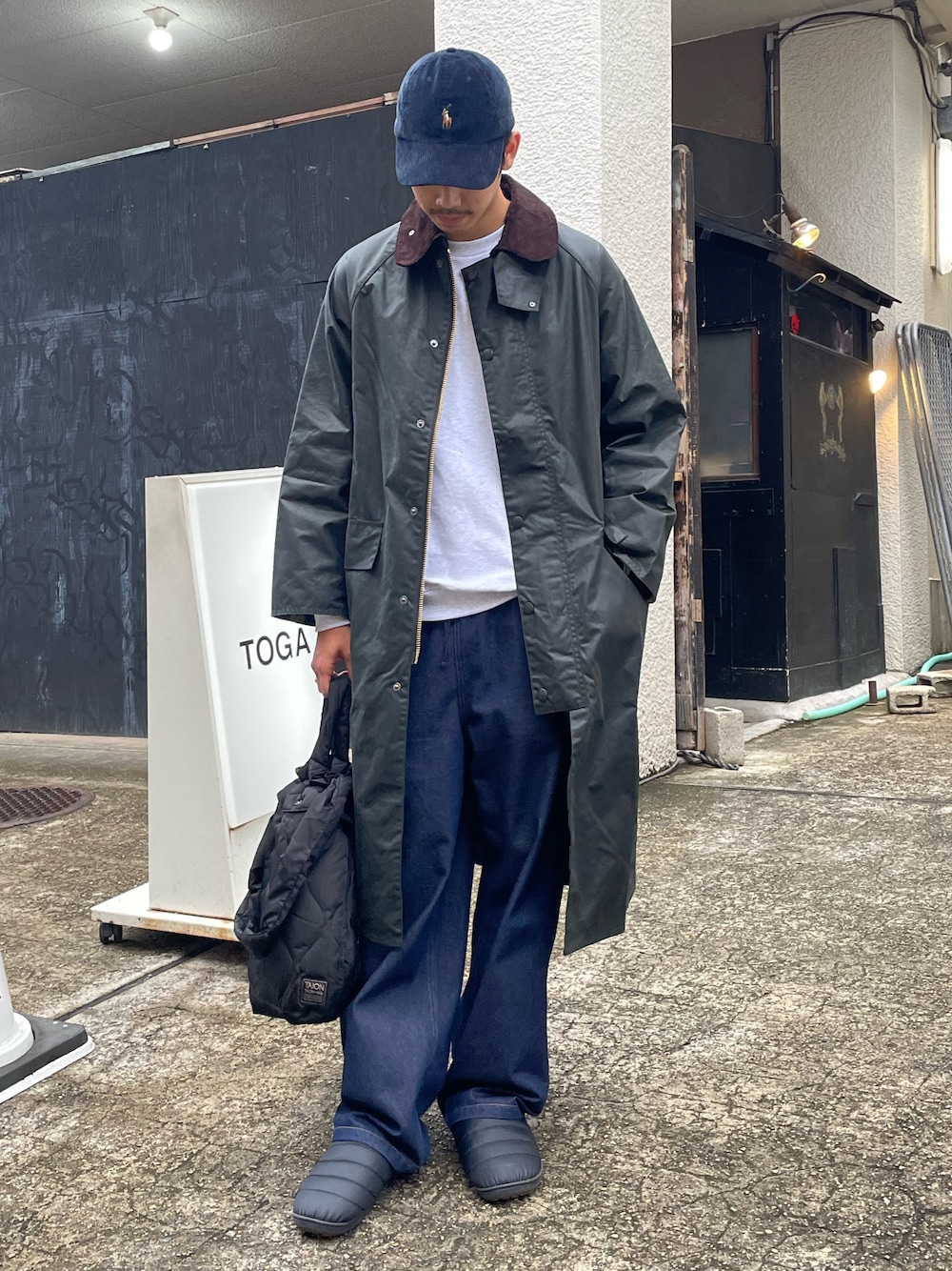 「冬コーデ、ロングコート、クリスマスに着たい服、マイベストコーデ2024、デニム、テーマパークコーデ、SUBU、キャップ、冬アウター、休日スタイル、バブアー、barbour、おしゃれさんと繋がりたい、オトナカジュアル、シンプルスタイル」｜「Barbourの【Barbour】BURGHLEY バーレー ワックス コットン ロング コート オーバーサイズ（その他アウター、グリーン系）」を使った、ハヤシさん（メンズ・183cm）の冬コーディネートの1枚目の写真
