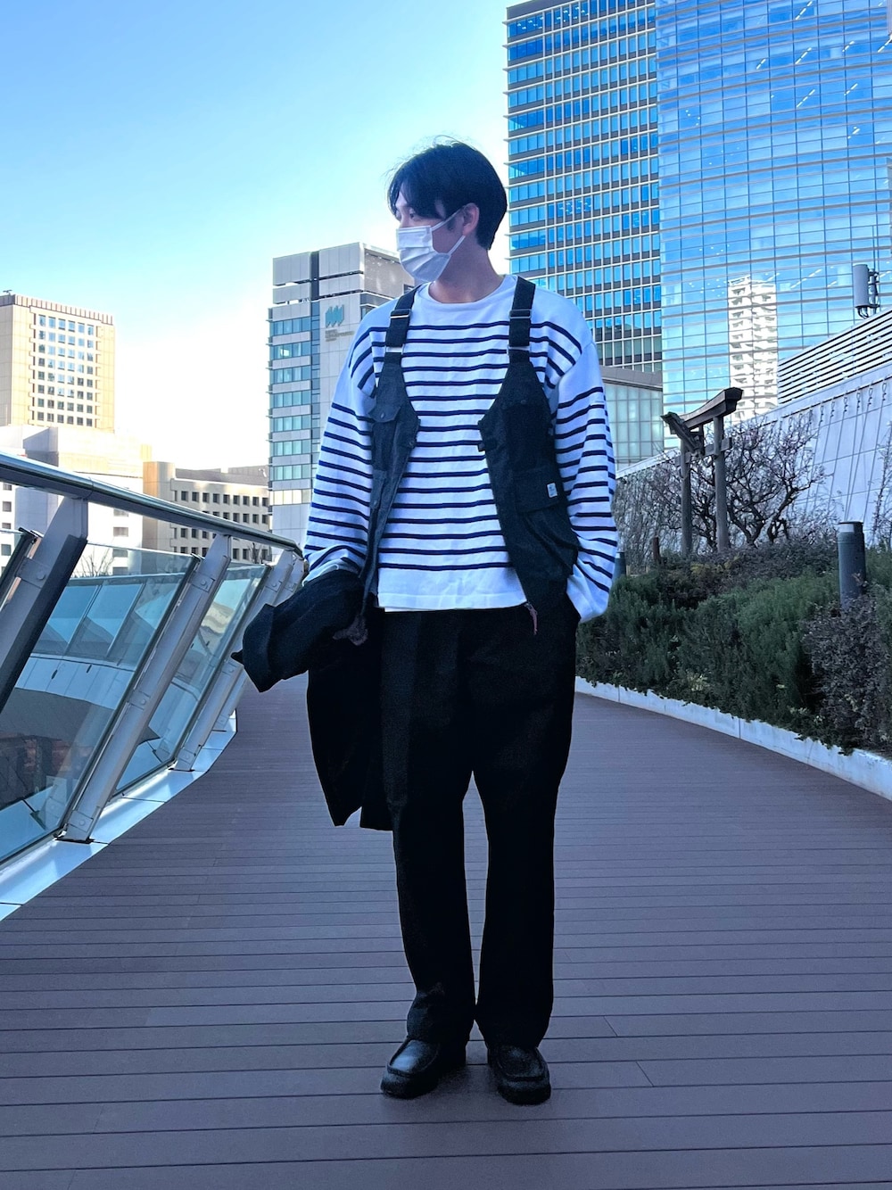 「ベスト、アウトドアスタイル、キャンプ、ボーダー、バスクボーダー、黒、青、シンプルスタイル、春服コーデ、春コーデ、服好きな人と繋がりたい、カジュアル、ゆるコーデ、ブラックコーデ、いいね、save、フォローお願いします🤑」｜「GLOSTERの【GLOSTER/グロスター】フレンチバスクニット プルオーバー ボートネック ボーダーニット（ニット/セーター、ホワイト系）」を使った、ハヤシさん（メンズ・183cm）の冬コーディネートの1枚目の写真