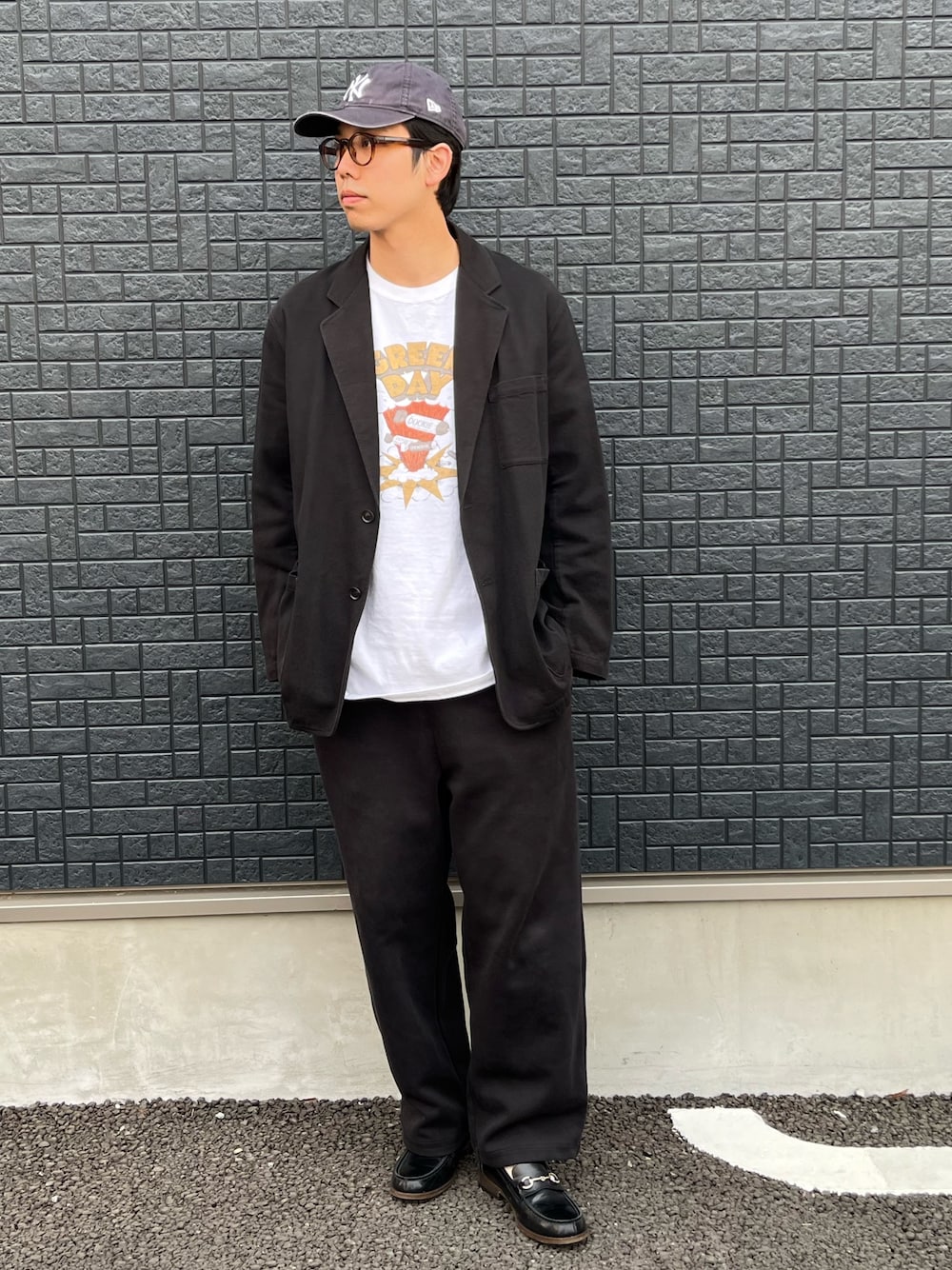 「ジャケット、テーラードジャケット、古着MIX、春コーデ、春めき満開コーデ、カジュアルコーデ、メンズコーデ、めがね、サングラス、バンドT、モノトーン、ローファー、キャップ、ローファー×靴下、オトナカジュアル」｜「GOOD ROCK SPEEDの【GOOD ROCK SPEED】 別注 オーバーサイズバンドTシャツ バンT ロックT（Tシャツ/カットソー、ホワイト系）」を使った、ハヤシさん（骨格ストレート・メンズ・183cm）の春コーディネートの1枚目の写真