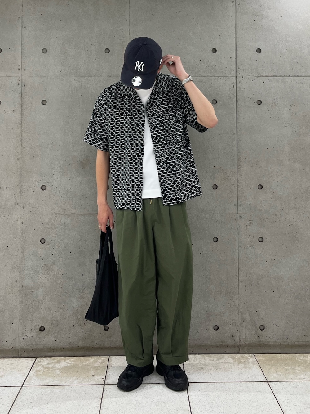 「柄シャツ、カーゴパンツ、キャップ、レイヤードスタイル、夏コーデ、シャツスタイル、休日コーデ、メンズコーデ、初夏コーデ、サーカスパンツ、ミリタリー、ミリタリーパンツ、総柄、オープンカラーシャツ、おしゃれさんと繋がりたい」｜「GLOSTERの【GLOSTER/グロスター】オールオーバーパターン シャツ 柄シャツ アロハシャツ オープンカラー（シャツ/ブラウス、ブラック系）」を使った、ハヤシさん（骨格ストレート・メンズ・183cm）の夏コーディネートの1枚目の写真