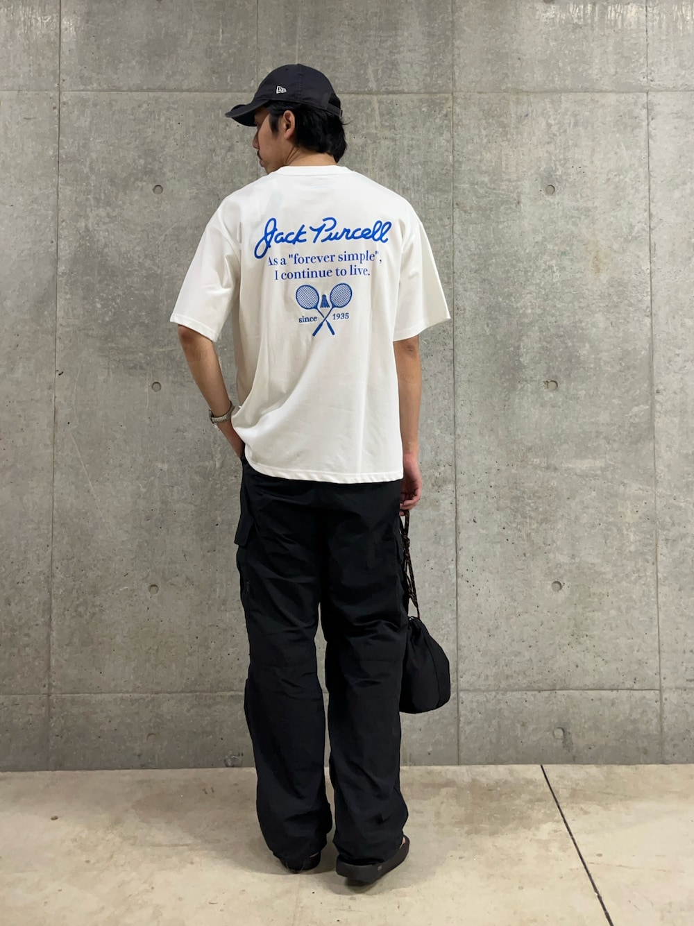 「大人カジュアル、アウトドアスタイル、スポーツミックス、キャップ、春夏コーデ、シンプルコーデ、休日スタイル、シンプルスタイル、サンダル、oofos、Tシャツ、Tシャツコーデ、夏、夏コーデ、巾着バッグ」｜「JACK PURCELLの【Jack Purcell/ジャックパーセル】コーマ天竺 バックプリント グラフィックTシャツ（Tシャツ/カットソー、ホワイト系）」を使った、ハヤシさん（骨格ストレート・メンズ・183cm）の春コーディネートの1枚目の写真