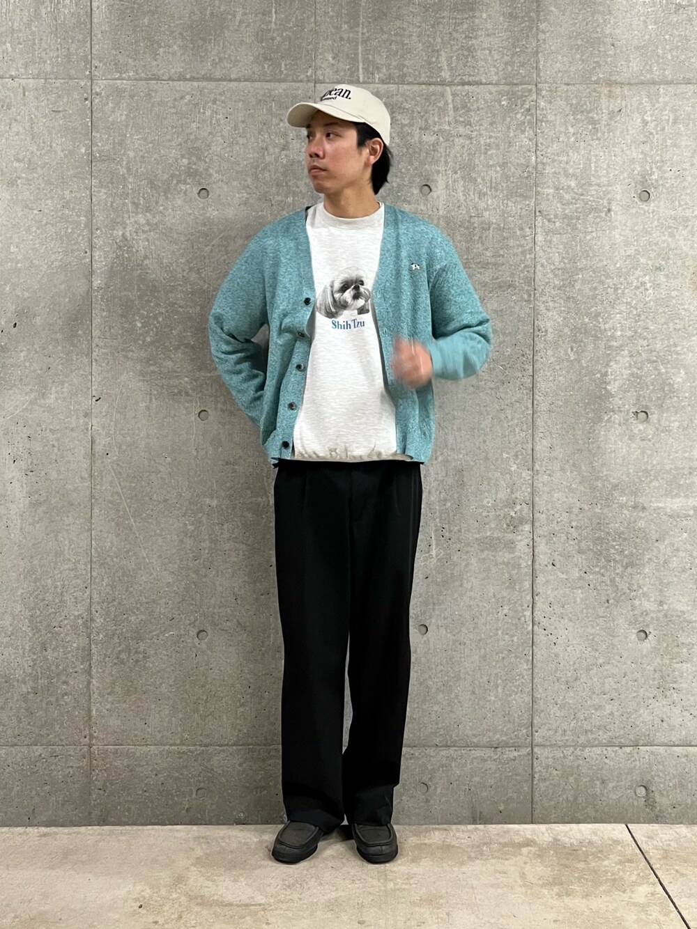 「春コーデ、デートコーデ、ロゴスウェット、スラックス、春服みてみて、パステルカラー、レイヤードスタイル、お出かけコーデ、大人カジュアル、春色、アニマル、スウェット、ミントグリーン、お洒落さんとつながりたい、シンプルコーデ」｜「GLOSTERの【GLOSTER/グロスター】フレンチブルドッグ刺繍 リネン混 カーディガン Vネック（カーディガン/ボレロ、グリーン系）」を使った、ハヤシさん（メンズ・183cm）の春コーディネートの1枚目の写真