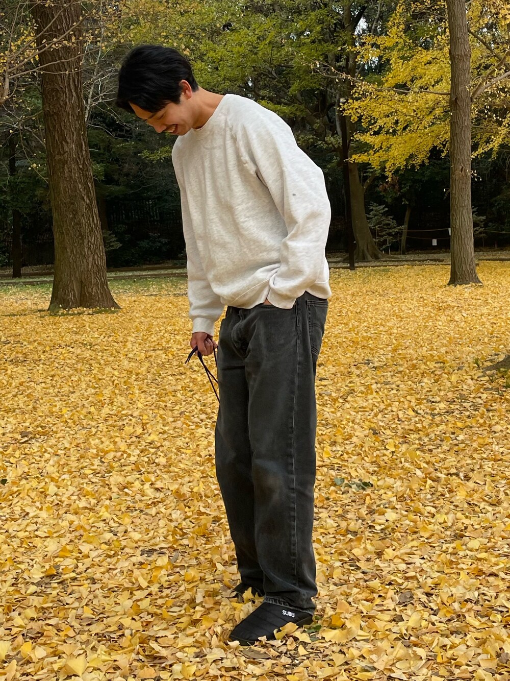 「春色、オトナカジュアル、大人ファッション、キレイめカジュアル、大人コーデ、春服、春服みてみて、デニムコーデ、シンプル、シンプルコーデ、シンプルスタイル、ノームコア、スウェット、スウェットコーデ、着回しコーデ」｜「JACK PURCELLの【Jack Purcell/ジャックパーセル】コーマ裏毛クルースウェット プルオーバー（スウェット、グレー系）」を使った、ハヤシさん（骨格ストレート・メンズ・183cm）の春コーディネートの1枚目の写真