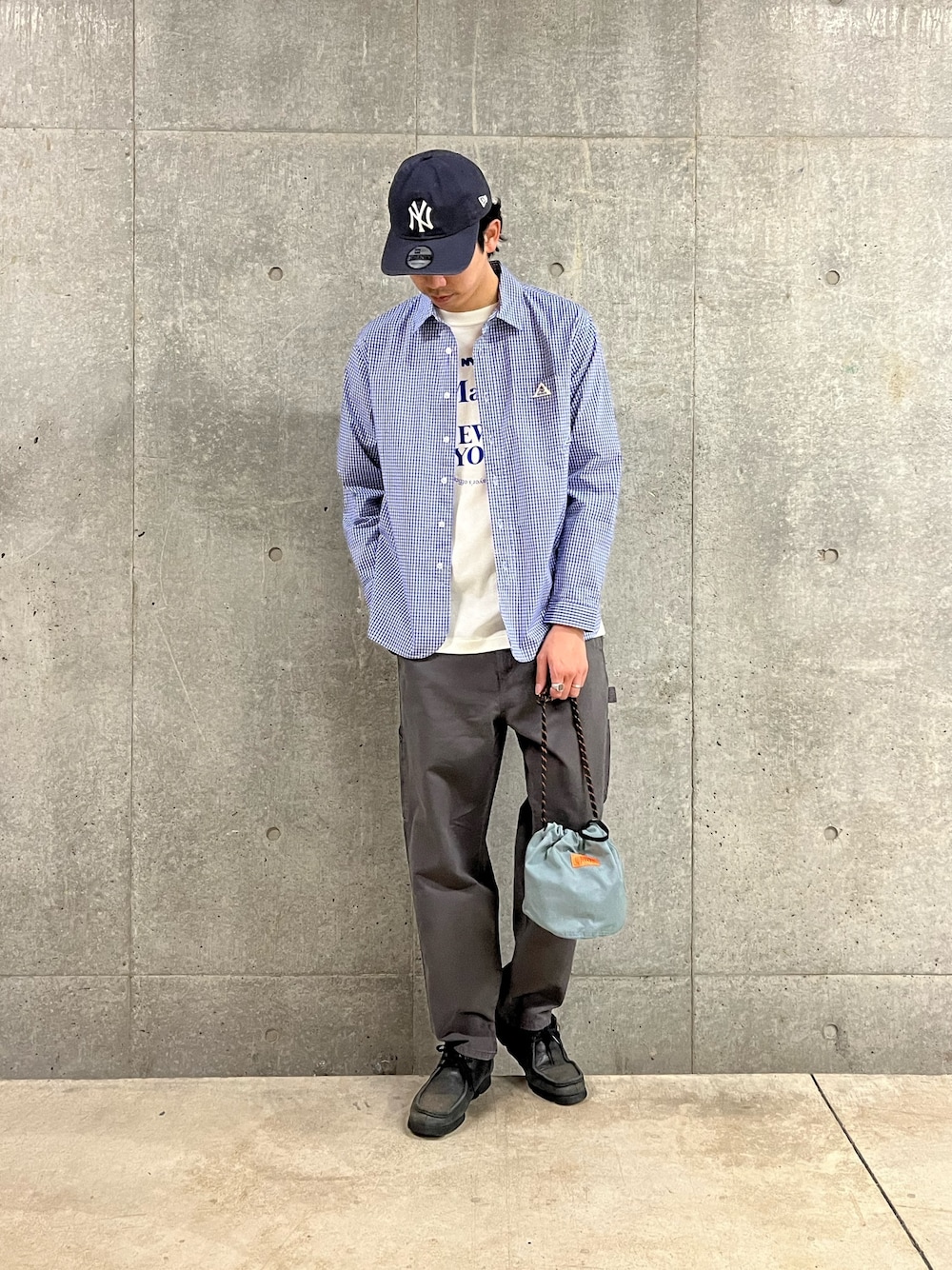 「春のおしゃ見えテクニック、春服みてみて、パステルカラー、ギンガムチェック、ギンガムチェックシャツ、シャツスタイル、レイヤードスタイル、お出かけコーデ、シンプルコーデ、ペインターパンツ、ワークパンツ、春色、着回しコーデ、大人カジュアル、春」｜「GEVACOの【GEVACO/ゲバコ】ギンガムチェック レギュラーカラーシャツ（シャツ/ブラウス、ブルー系）」を使った、ハヤシさん（メンズ・183cm）の春コーディネートの1枚目の写真