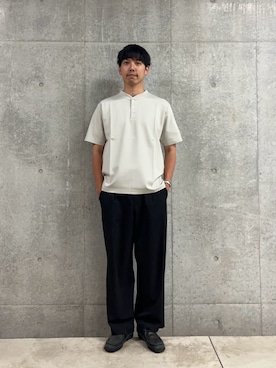 「GLOSTER（グロスター）の【抗菌防臭】ポンチ素材 ヘンリーネックTシャツ（Tシャツ/カットソー、ベージュ系）」を使った、ハヤシさん（メンズ・183cm）の春コーディネート
