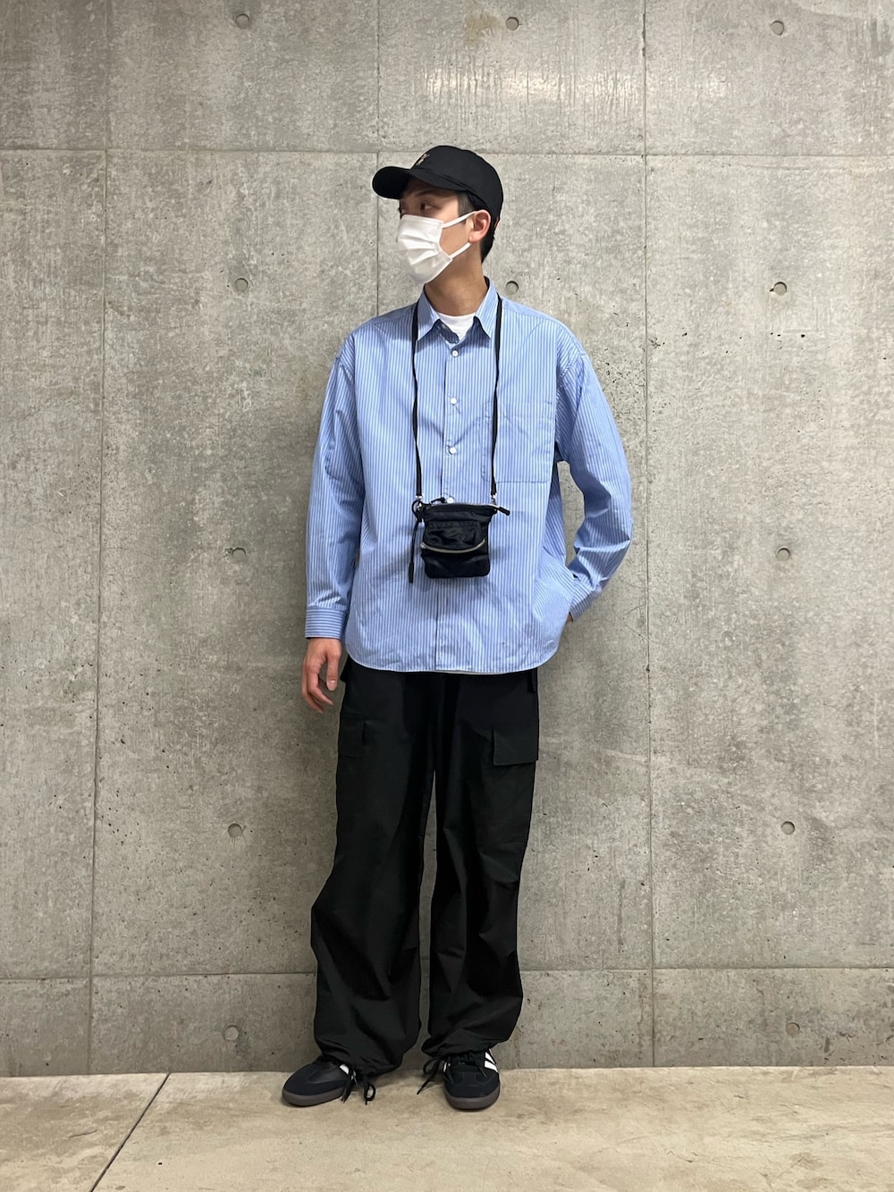 「春服デビュー宣言、シャツ、青シャツ、ストライプシャツ、M-65、カーゴパンツ、ワイドパンツ、ミリタリー、きれいめカジュアル、ナイロンパンツ、ブラック、春コーデ、春、着回しコーデ、大人カジュアル」｜「THOMAS MASONの【THOMAS MASON/トーマス・メイソン】ストライプシャツ レギュラーカラー オーバーサイズ（シャツ/ブラウス、ブルー系）」を使った、ハヤシさん（メンズ・183cm）の春コーディネートの1枚目の写真
