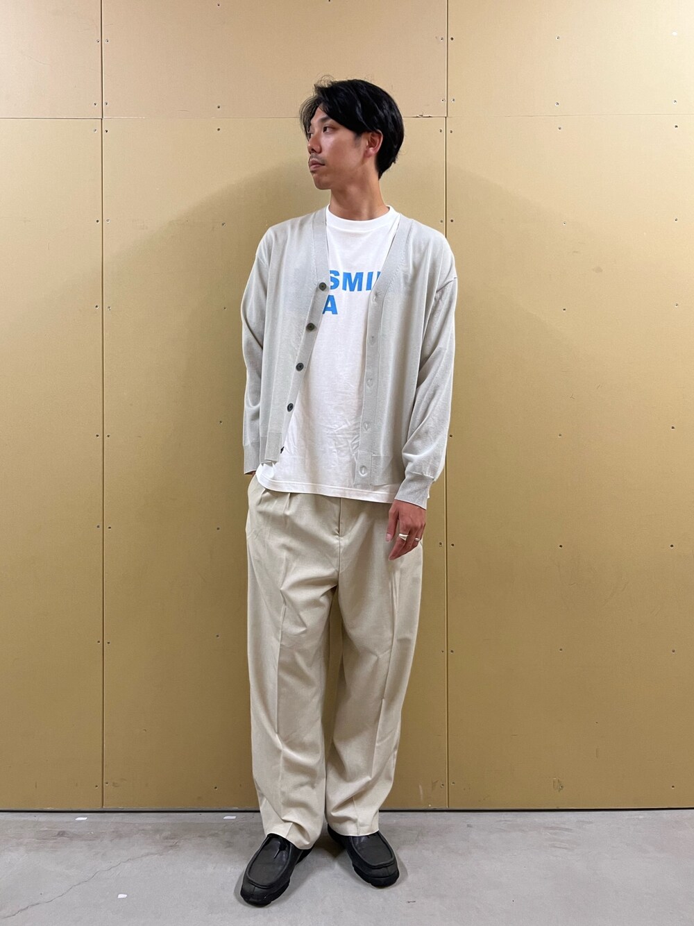 「みんなの白Tフェス、プチプラ、カーディガン、カーディガンコーデ、白Tシャツ、ホワイトコーデ、ホワイト、スラックス、スラックスパンツ、タックパンツ、ワイドパンツ、ワイドスラックス、きれいめカジュアル、キレイめ、カジュアルコーデ」｜「GLOSTERの【GLOSTER/グロスター】リネンライクカーディガン（カーディガン/ボレロ、ベージュ系）」を使った、ハヤシさん（メンズ・183cm）の夏コーディネートの1枚目の写真