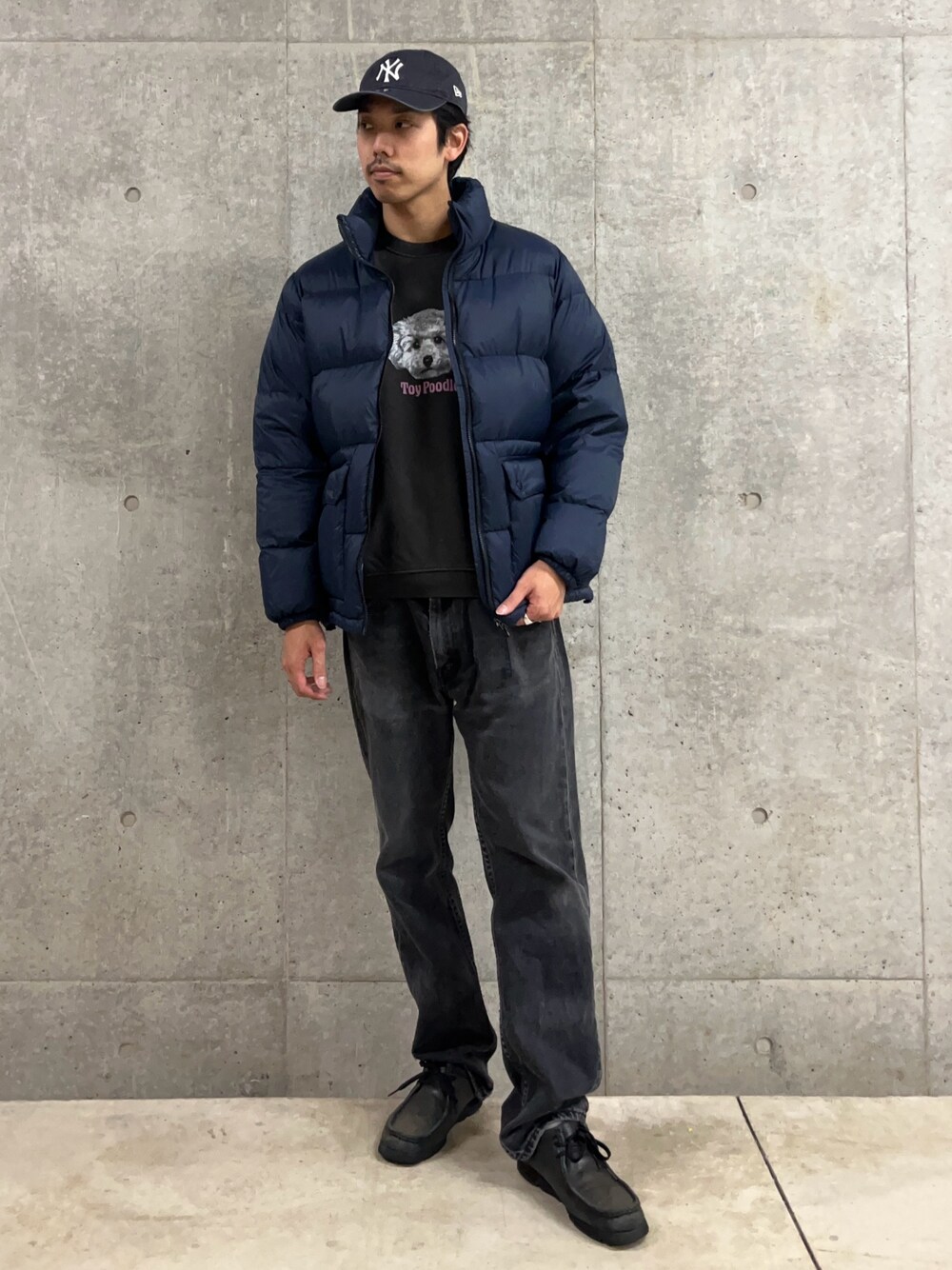 「ダウン、ダウンジャケット、TAION、シンプルスタイル、メンズファッション、オトナカジュアル、ブラックコーデ、休日コーデ、おでかけコーデ、着回しコーデ、ダークカラー、ネイビー、アウター、アウターコーデ、冬コーデ」｜「TAIONの【TAION/タイオン】GLOSTER別注 ボリュームダウン ダウンジャケット（ダウンジャケット/コート、ブルー系）」を使った、ハヤシさん（骨格ストレート・メンズ・183cm）の冬コーディネートの1枚目の写真