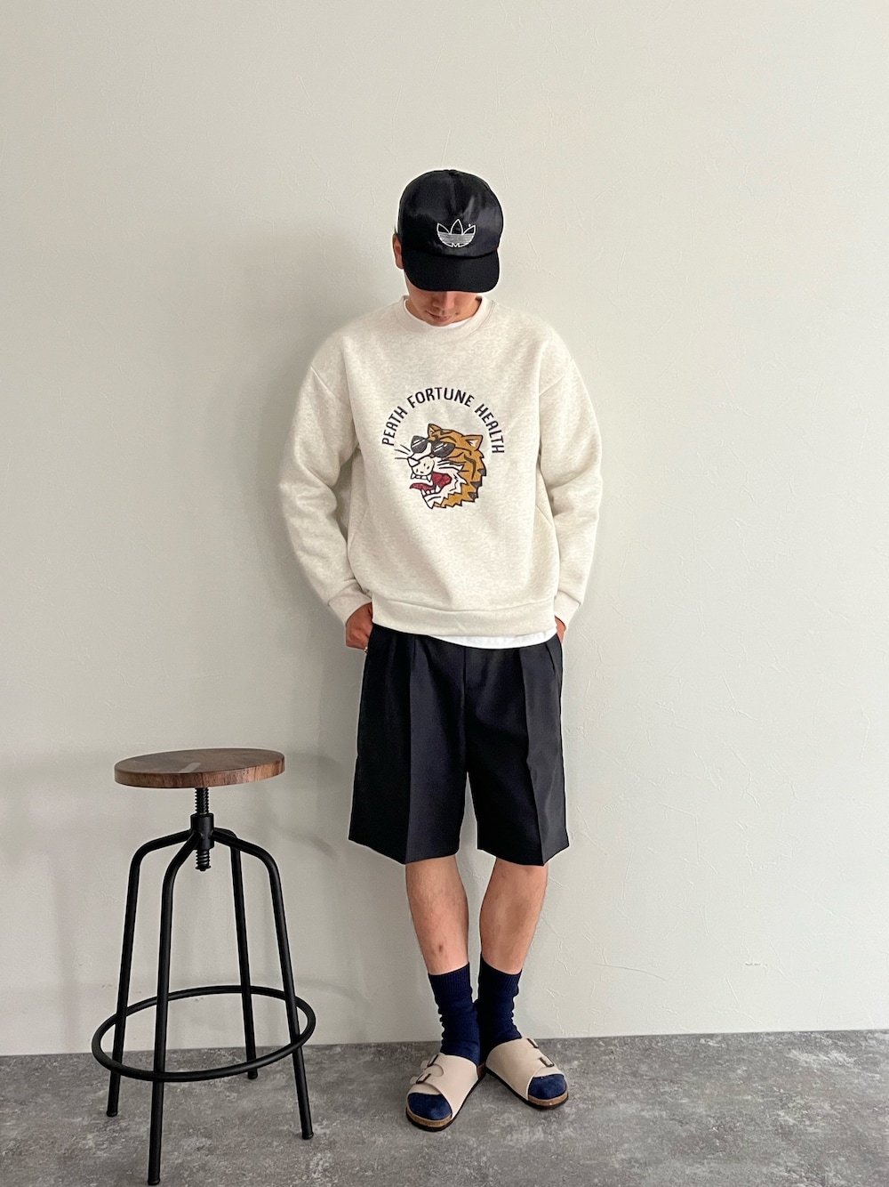 「サンダル、スウェット、スウェットコーデ、ベトジャン、アニマル柄、虎、アニマル、刺繍、ショーツ、ショートパンツ、おしゃれさんと繋がりたい、リラックススタイル、夏コーデ、秋コーデ、秋のコーデ」｜「GLOSTERの【GLOSTER/グロスター】タイガー刺繍 クルーネックスウェット ベトジャン（スウェット、ホワイト系）」を使った、ハヤシさん（メンズ・183cm）の夏コーディネートの1枚目の写真