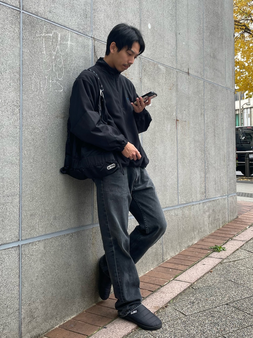 「フリース、コンバース、ジャックパーセル、真冬のあったかスタイル、休日スタイル、お出かけコーデ、シティーボーイ、春、お洒落さんとつながりたい、カジュアル、カジュアルコーデ、デニム、デニムパンツ、ストリート、ストリートMIX」｜「SUBUの【SUBU/スブ】F-line ウインターサンダル UNISEX/ユニセックス（サンダル、ブラック系）」を使った、ハヤシさん（骨格ストレート・メンズ・183cm）の冬コーディネートの1枚目の写真