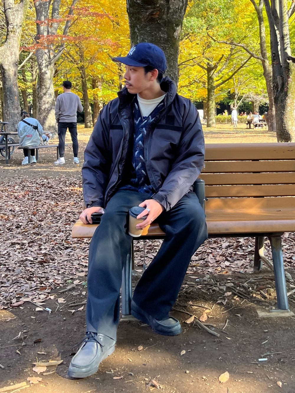 ブラック系のダウンジャケット/コートを着用したメンズの冬コーディネートの1枚目の写真