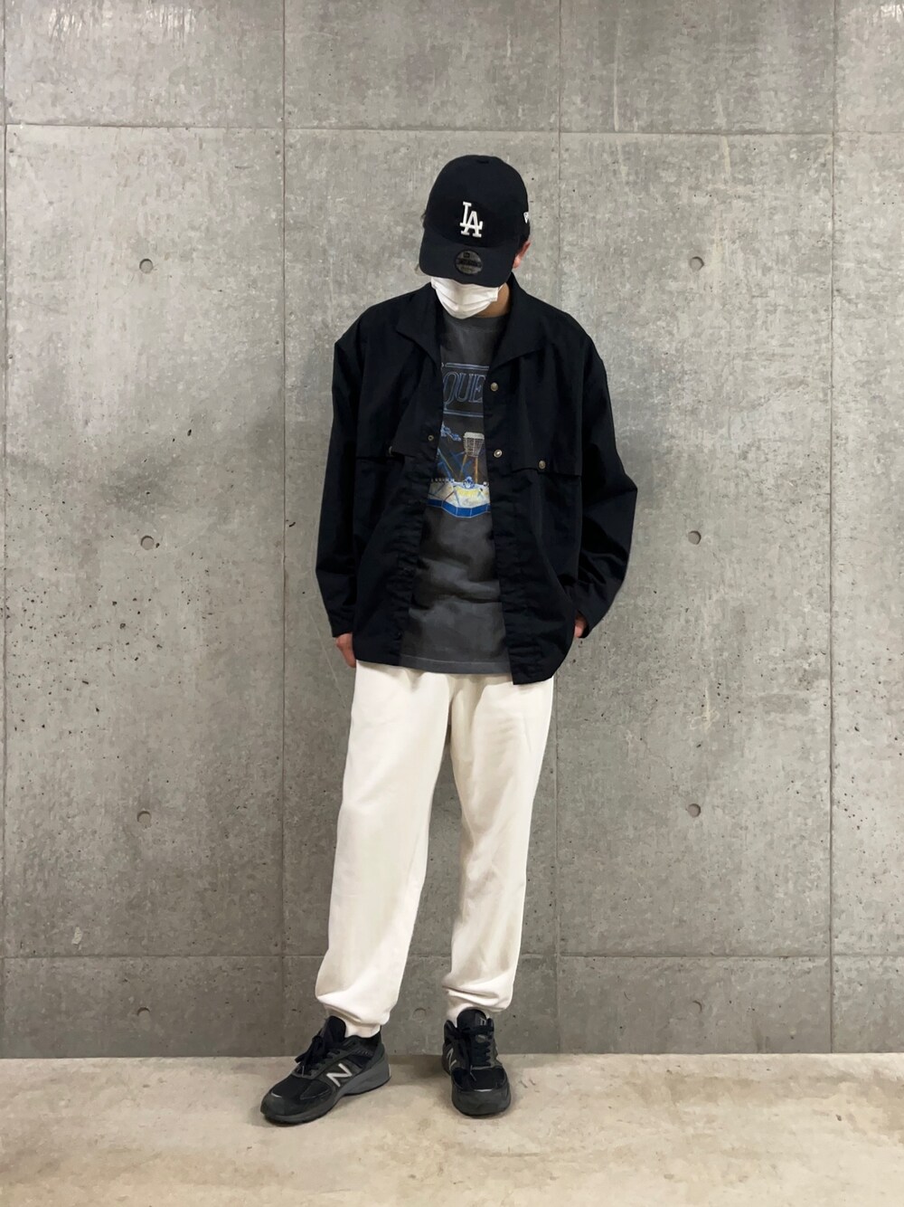「春服デビュー宣言、オトナカジュアル、春服、ミリタリー、シャツ、Queen、バンドT、古着MIX、スウェットパンツ、モノトーンコーデ、ブルゾン、春コーデ、お洒落さんとつながりたい、シンプルコーデ、古着好きな人と繋がりたい」｜「ARMY TWILLの【ARMY TWILL/アーミーツイル】SHIRTS JACKET シャツジャケット（シャツ/ブラウス、ブラック系）」を使った、ハヤシさん（メンズ・183cm）の春コーディネートの1枚目の写真