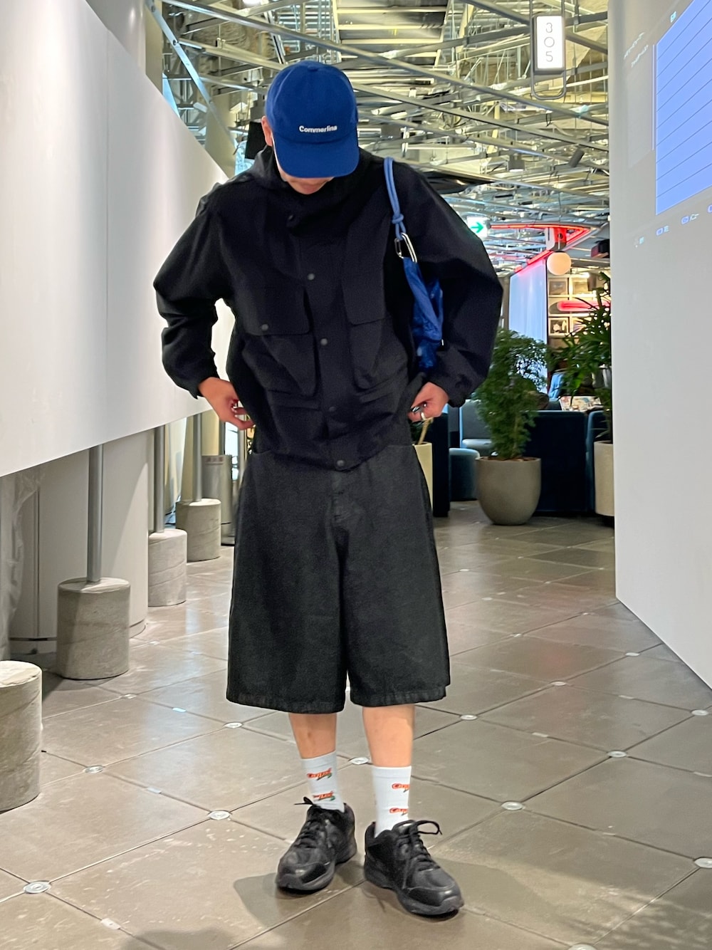 「ハーフパンツ、スポーツミックス、キャップ、休日スタイル、デートコーデ、スニーカー、ショルダーバッグ、古着MIX、春服コーデ、メンズコーデ、ショートパンツ、デニム、デニムパンツ、アウトドア、アウトドアスタイル」｜「GLOSTERの【GLOSTER/グロスター】8オンスデニム ワイドショートパンツ ハーフパンツ（その他パンツ、ブラック系）」を使った、ハヤシさん（骨格ストレート・メンズ・183cm）の春コーディネートの1枚目の写真