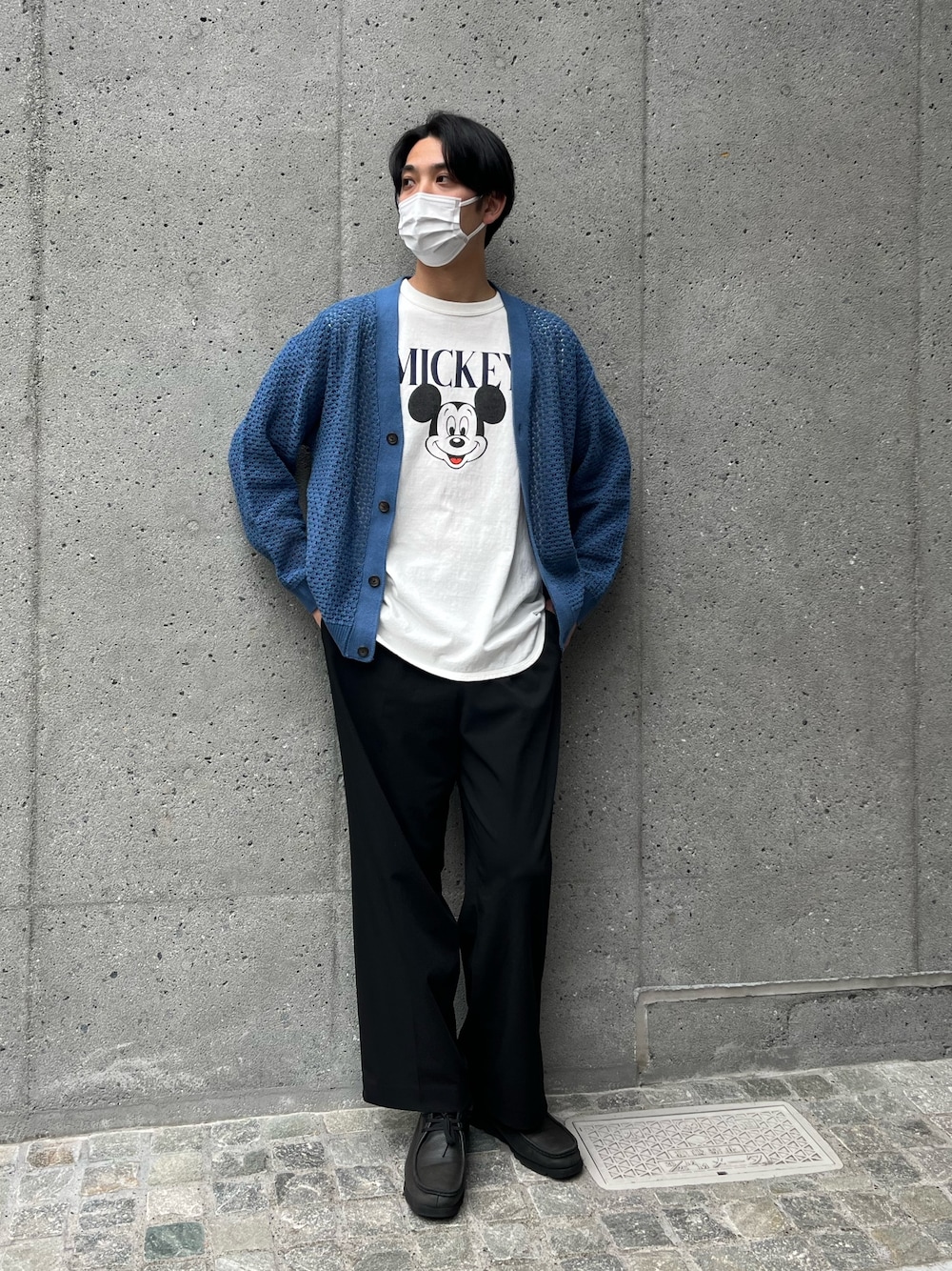 「春服デビュー宣言、ミッキー、ミッキーT、七分袖、青、青×白、カーディガン、春コーデ、春、大人カジュアル、レトロ、プリントT、ユニセックス、今日のコーデ、シンプルスタイル」｜「GLOSTERの【ユニセックス対応】【GLOSTER/グロスター】カラーブークレ Vネック オーバーカーディガン ドロップショルダー（カーディガン/ボレロ、ブルー系）」を使った、ハヤシさん（メンズ・183cm）の春コーディネートの1枚目の写真