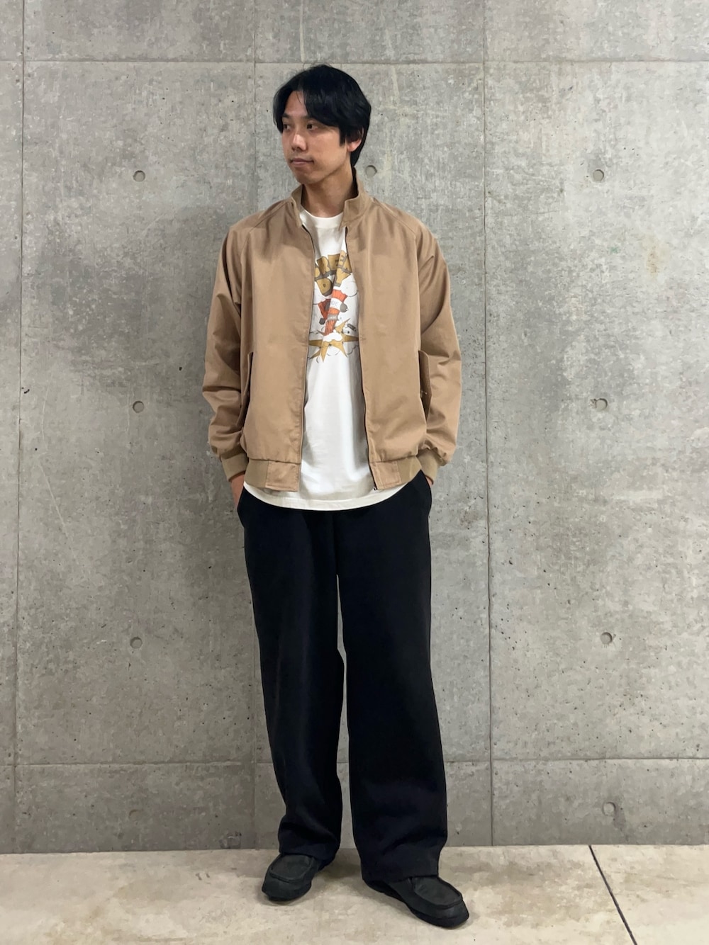 「バンドT、グリーンデイ、greenday、春コーデ、春、春夏コーデ、春アウター、エディーバウアー、eddiebauer、スウィングトップ、おでかけコーデ、お洒落さんとつながりたい、ストリートコーデ、春服、30代コーデ」｜「GOOD ROCK SPEEDの【GOOD ROCK SPEED】 別注 オーバーサイズバンドTシャツ バンT ロックT（Tシャツ/カットソー、ホワイト系）」を使った、ハヤシさん（骨格ストレート・メンズ・183cm）の春コーディネートの1枚目の写真