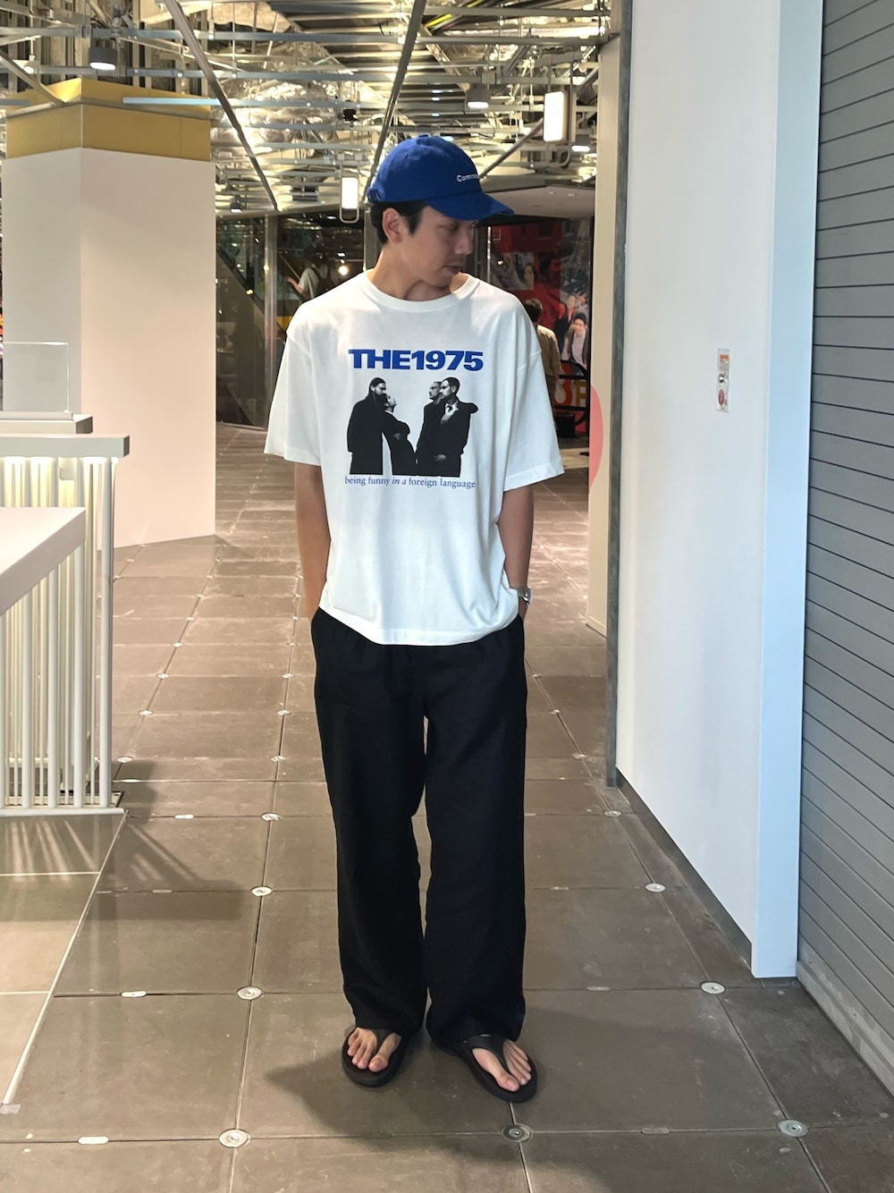 「夏コーデ、デートコーデ、キャップ、サンダル、夏だ！Tシャツ着よう！、ラフコーデ、ワイドパンツ、リネンパンツ、バンドT、バンT、休日スタイル、オトナカジュアル、お洒落さんとつながりたい、白Tシャツ、ロゴT」｜「GOOD ROCK SPEEDの【GOOD ROCK SPEED/グッドロックスピード】THE1975 / ROXY MUSIC  別注バンドTシャツ レーヨン混（Tシャツ/カットソー、ホワイト系）」を使った、ハヤシさん（メンズ・183cm）の夏コーディネートの1枚目の写真