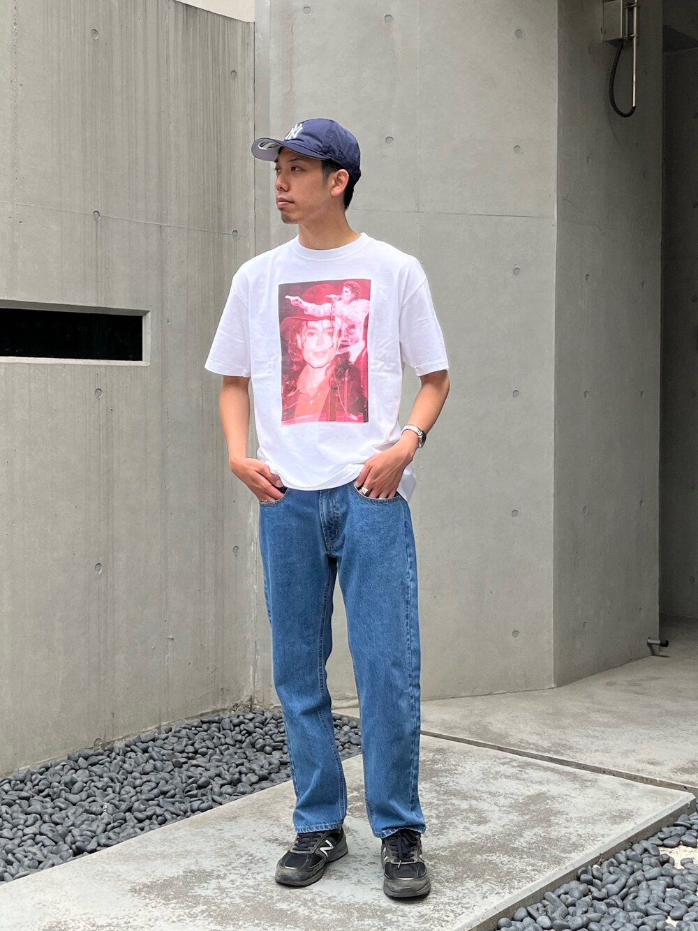 「夏コーデ、今日のコーデ、Tシャツ、Tシャツ×デニム、シンプルスタイル、デニム、リラックススタイル、プリントT、バンドT、大人カジュアル、メンズファッション、ゆるコーデ、キャップコーデ、スポーツミックス、ストリートコーデ」｜「SCREEN STARSの【LIFE×SCREEN STARS BEST/スクリーンスターズ ベスト】アーティスト フォトT（Tシャツ/カットソー、ホワイト系）」を使った、ハヤシさん（メンズ・183cm）の春コーディネートの1枚目の写真