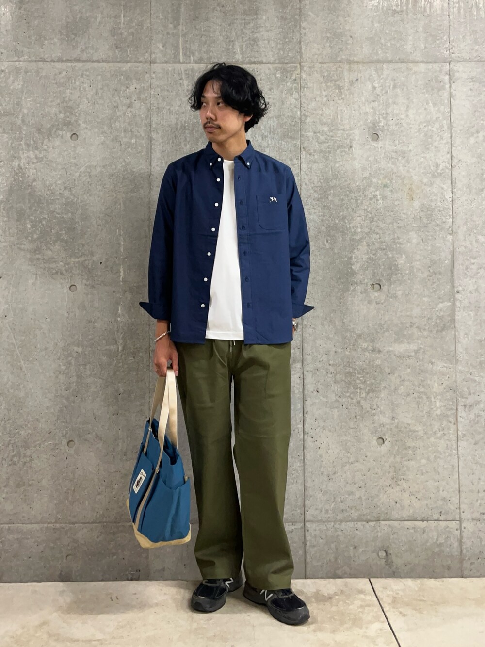 グリーン系のその他パンツ、ブルー系のシャツ/ブラウス、ホワイト系のTシャツ/カットソーを着用したメンズの秋コーディネートの1枚目の写真
