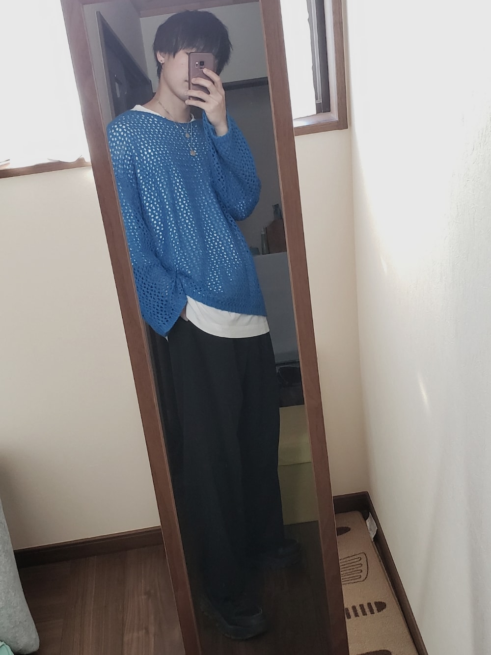 「メンズファッション、メッシュニット、春コーデ、ハッピージョン、ワイドパンツ、レイヤードスタイル、シンプルスタイル、ブルー、メッシュトップス」｜「Happy Johnのmesh over knit tops / メッシュオーバーニットトップス（その他トップス、ブルー系）」を使った、mameyanさん（メンズ・176cm）の春コーディネートの1枚目の写真