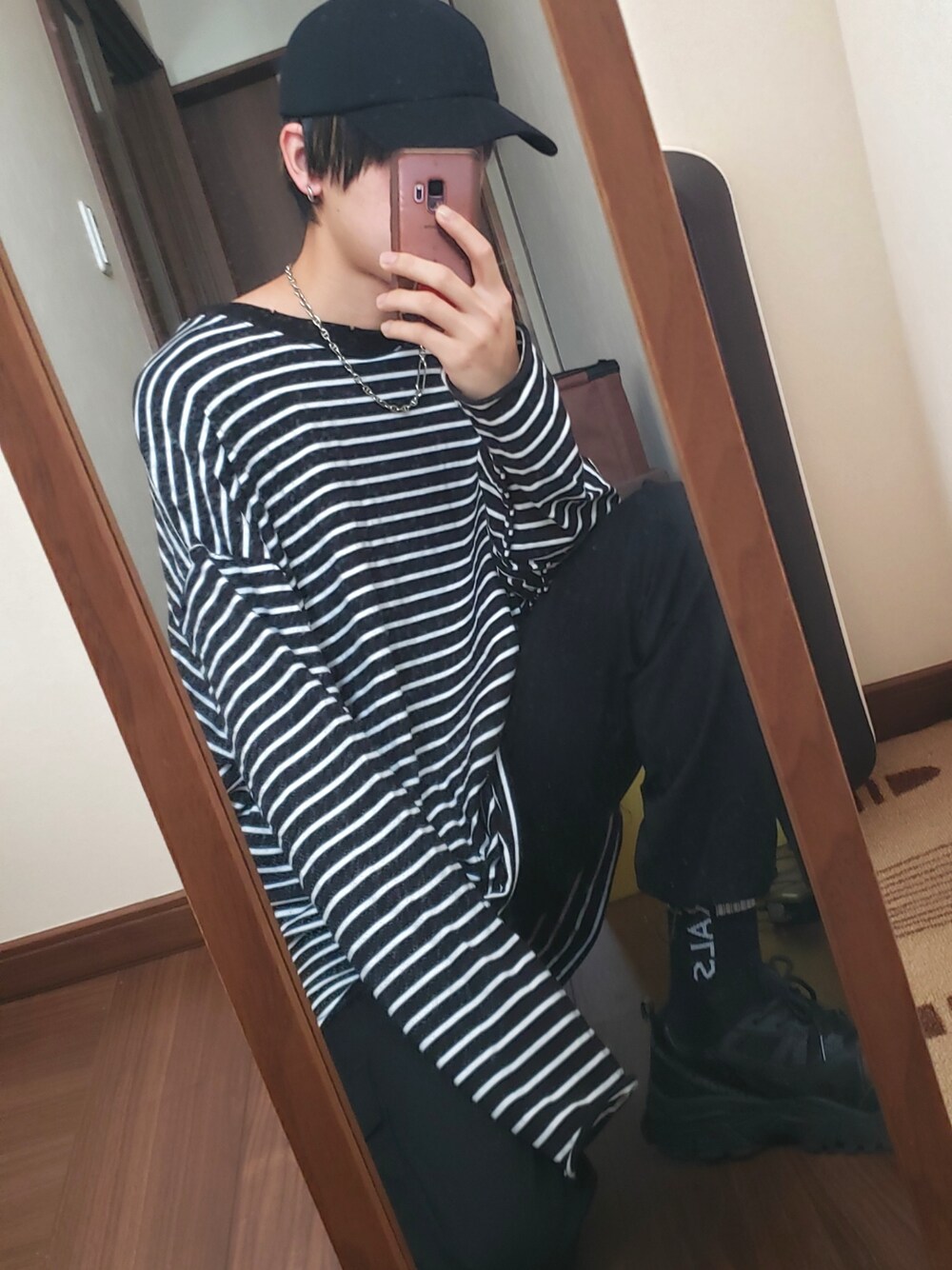 「韓国ファッション、ボーダー、ダメージトップス、ダメージ、カーゴパンツ、モノトーン、ストリート、minsobi、アベイル、ジュンレッド(JUNRed)、FILA、春コーデ、ラフ、モードストリート」｜「GLOBAL WORKの洗えるツイルキャップ/183436（キャップ、ブラック系）」を使った、mameyanさん（メンズ・176cm）の春コーディネートの1枚目の写真