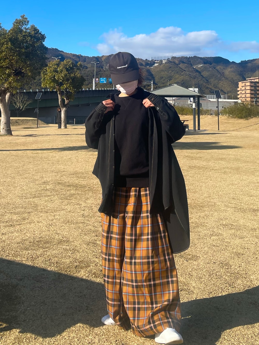 「チェックワイドパンツ、シャツコーデ、キャップ女子、キャップコーデ」｜「LADY LUCK LUCAのアイテム（シャツ/ブラウス、ブラック系）」を使った、pvmさん（レディース・155cm）の冬コーディネートの1枚目の写真