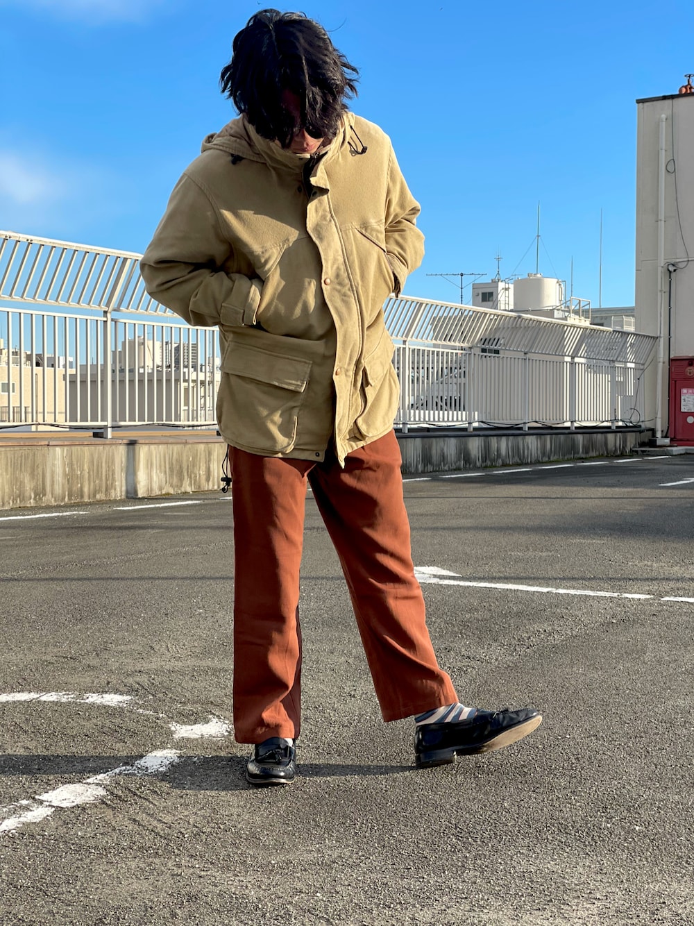 「カジュアル、古着MIX、古着、古着屋、古着女子、古着男子、オンライン古着ショップMERGE、merge」｜「LONNERのアイテム（スラックス、ブラウン系）」を使った、たかさん（メンズ・169cm）の冬コーディネートの1枚目の写真