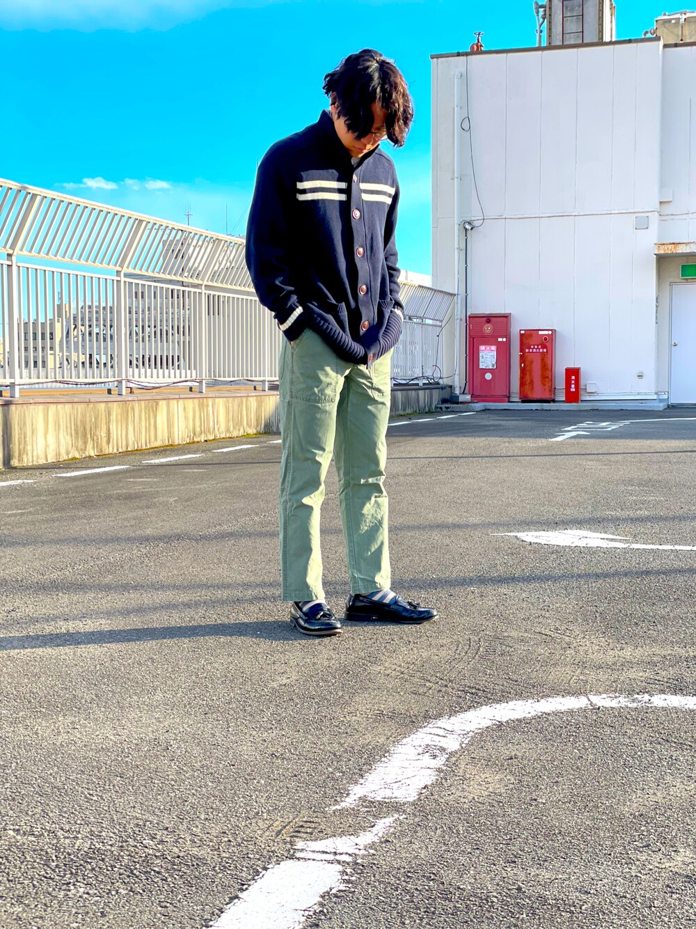 「休日スタイル、大人カジュアル、メンズファッション、シンプル、革靴、大人コーデ、おしゃれさんと繋がりたい、アメカジ、古着、古着屋、古着MIX、オンライン古着ショップMERGE」｜「L.L.Beanのアイテム（カーゴパンツ、グリーン系）」を使った、たかさん（メンズ・169cm）の冬コーディネートの1枚目の写真