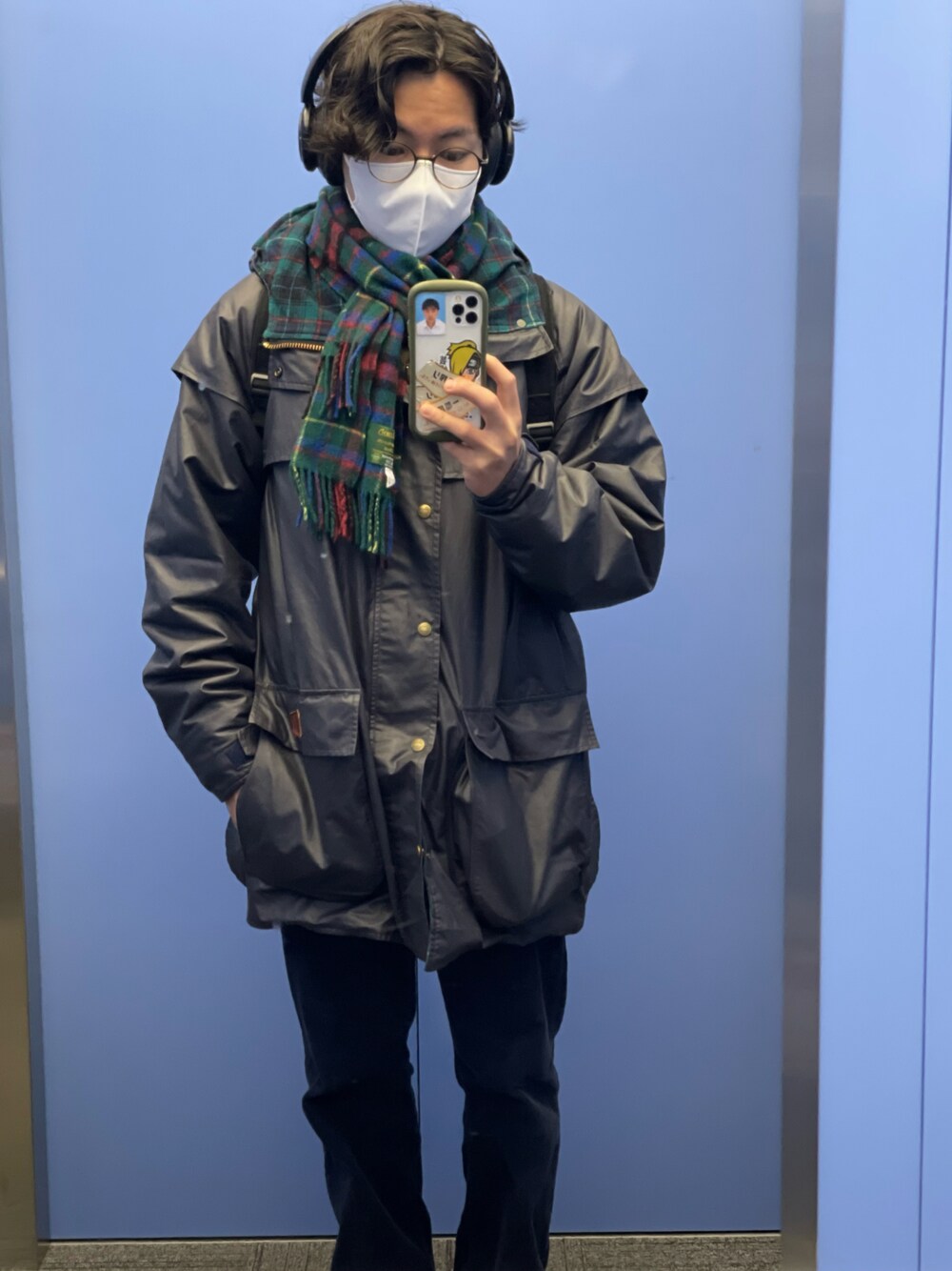 「休日コーデ、メンズファッション、オーバーサイズ、おしゃれさんと繋がりたい、低身長、ブラック、休日スタイル、古着屋」｜「WOOLRICHのアイテム（モッズコート、ブラック系）」を使った、たかさん（メンズ・169cm）の冬コーディネートの1枚目の写真