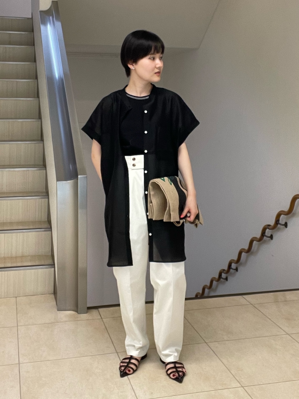 ブラック系のシャツ/ブラウス、ホワイト系のその他パンツ、ブラック系のトートバッグを着用したレディースの夏コーディネートの1枚目の写真