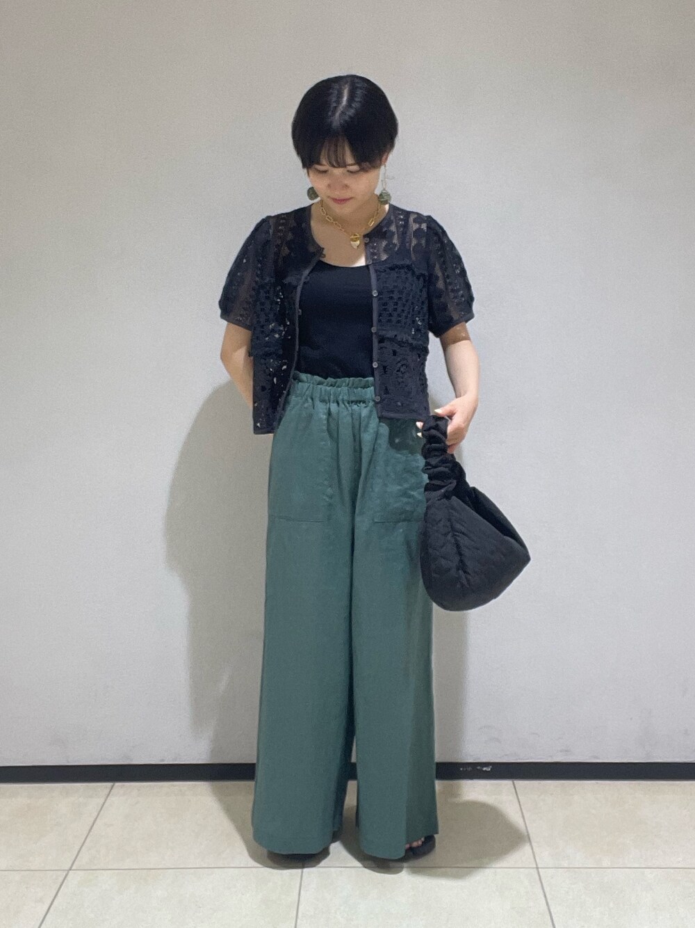 グレー系のシャツ/ブラウス、ブラック系のショルダーバッグ、グリーン系のその他パンツを着用したレディースの夏コーディネートの1枚目の写真