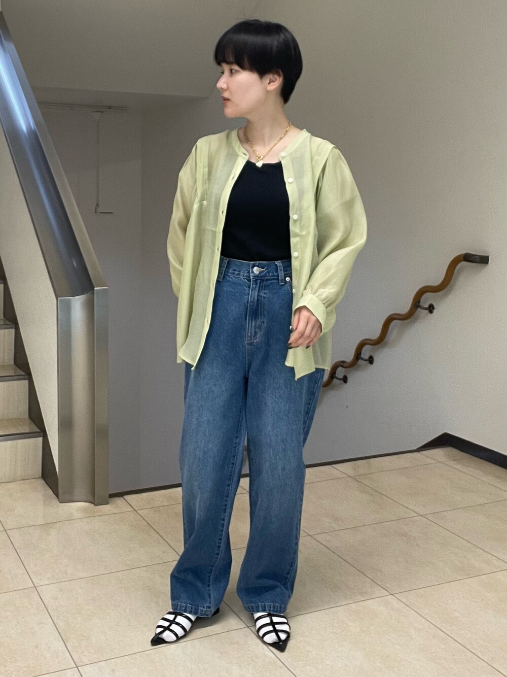 グリーン系のシャツ/ブラウス、ブルー系のデニムパンツ、ブラック系のサンダルを着用したレディースの春コーディネートの1枚目の写真