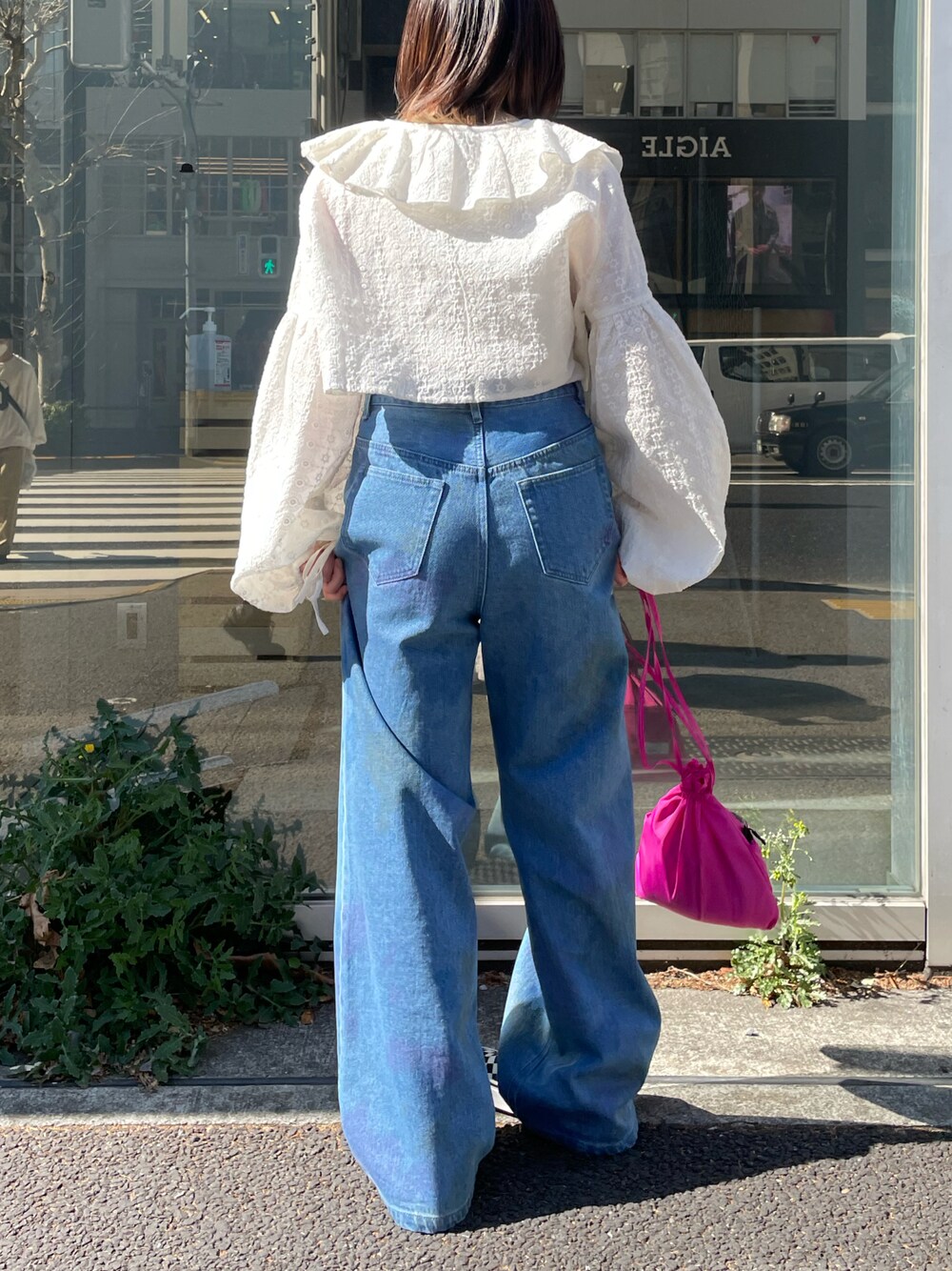 ホワイト系のシャツ/ブラウス、ブルー系のデニムパンツ、ピンク系のハンドバッグを着用したレディースの冬コーディネートの1枚目の写真