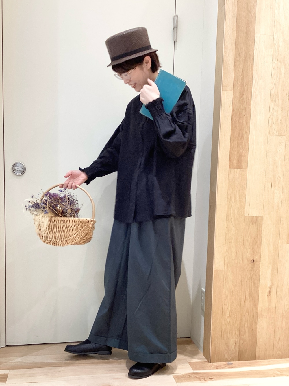 ブラック系のシャツ/ブラウス、グリーン系のその他パンツを着用したレディースの秋コーディネートの1枚目の写真