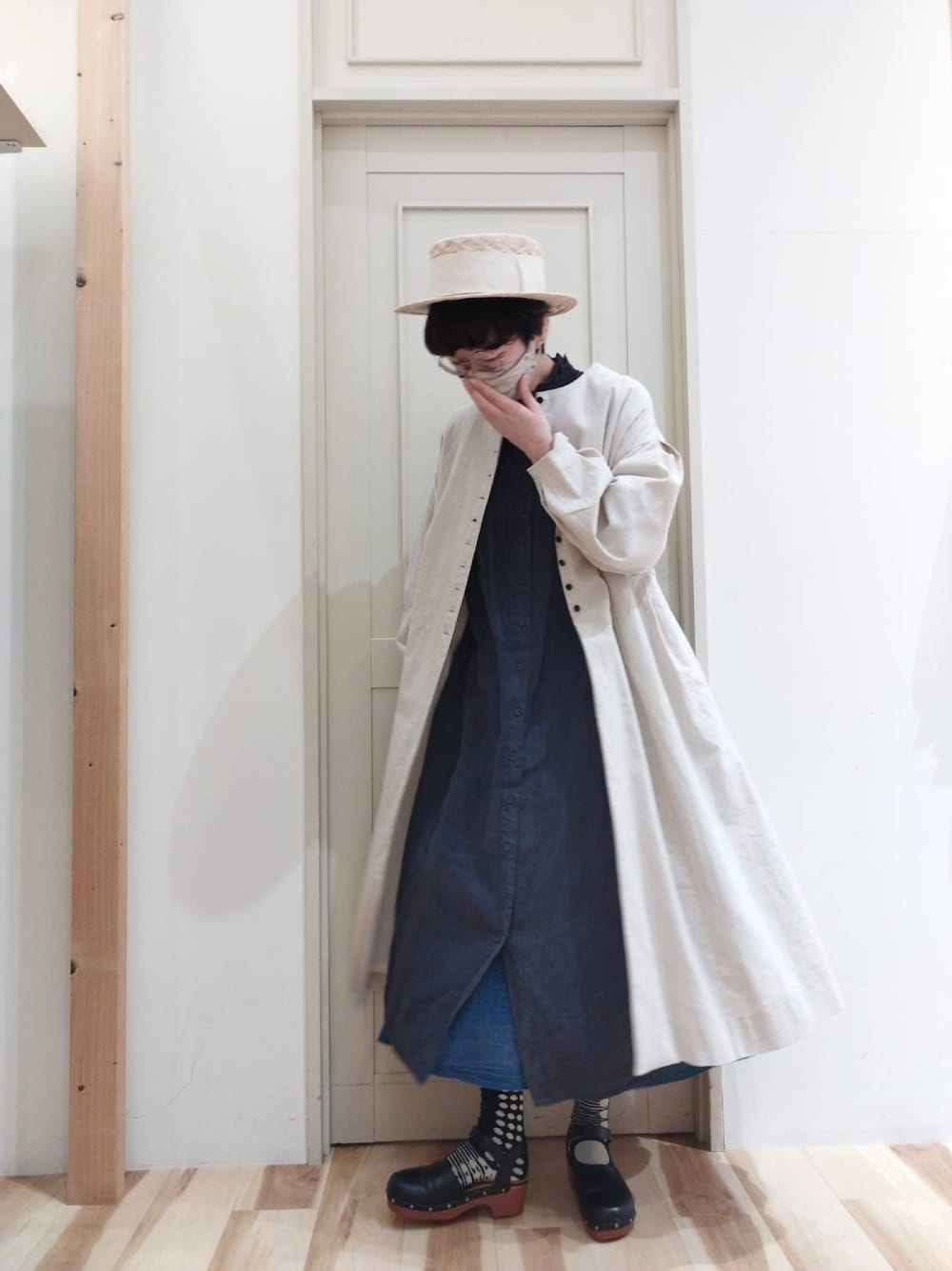 「春服コーデ、オトナ女子、きれいめカジュアル、ワンピーススタイル、リネンワンピース、重ね着コーデ、サマンサ モスモス(Samansa Mos2)、サマンサモスモス、サマンサ、SM2、sm2、SM2コーデ、イオンモールとなみ」｜「Samansa Mos2の太リボンカンカン帽（ハット、ホワイト系）」を使った、keittioとなみさん（レディース・167cm）の春コーディネートの1枚目の写真