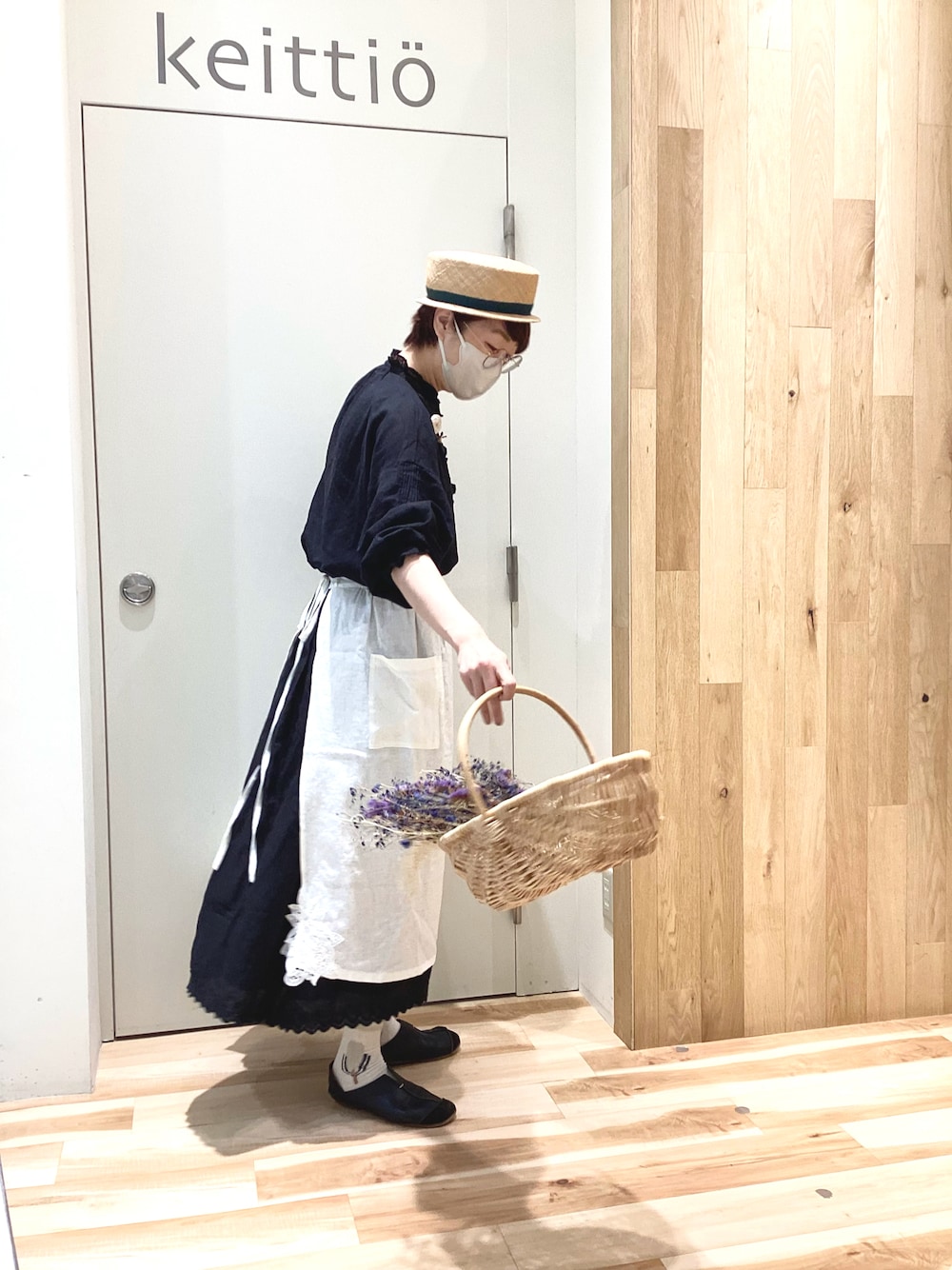 ブラック系のシャツ/ブラウス、ブラック系のスカートを着用したレディースの春コーディネートの1枚目の写真