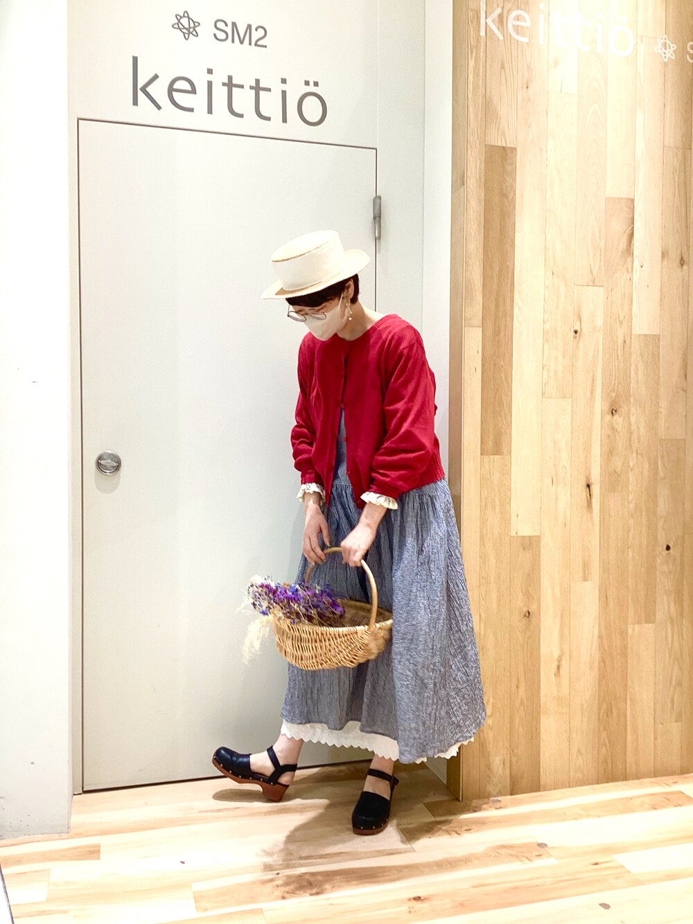 「ゆべし×SamansaMos2、ゆべしコラボ、サマンサ モスモス(Samansa Mos2)、SM2、sm2、SM2 keittio イオンモールとなみ、春のNewスタイル」｜「Samansa Mos2の【ゆべし×Samansa Mos2】お花ブローチ付ニット（カーディガン/ボレロ、レッド系）」を使った、keittioとなみさん（レディース・168cm）の春コーディネートの1枚目の写真