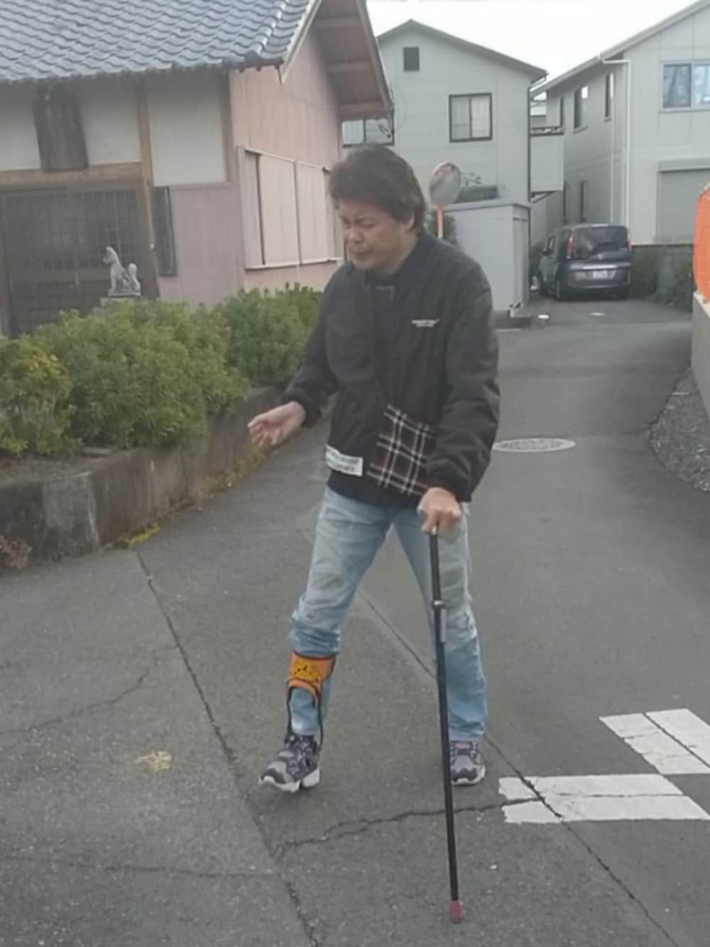 ブラック系のMA-1、ブラウン系のショルダーバッグ、ブルー系のデニムパンツを着用したメンズの秋コーディネートの1枚目の写真