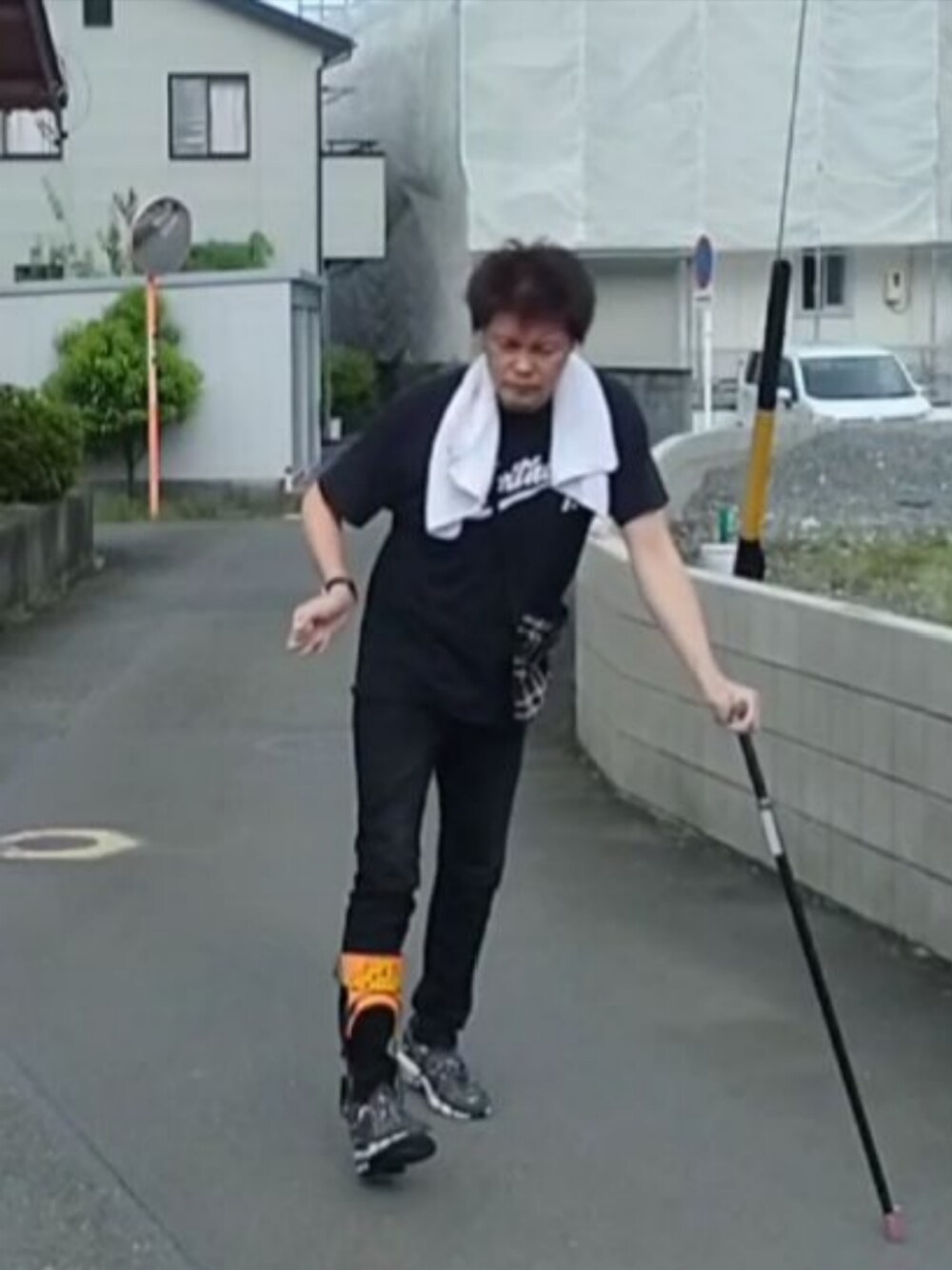 ブラック系のTシャツ/カットソー、ブラウン系のショルダーバッグ、ブルー系のデニムパンツを着用したメンズの夏コーディネートの1枚目の写真