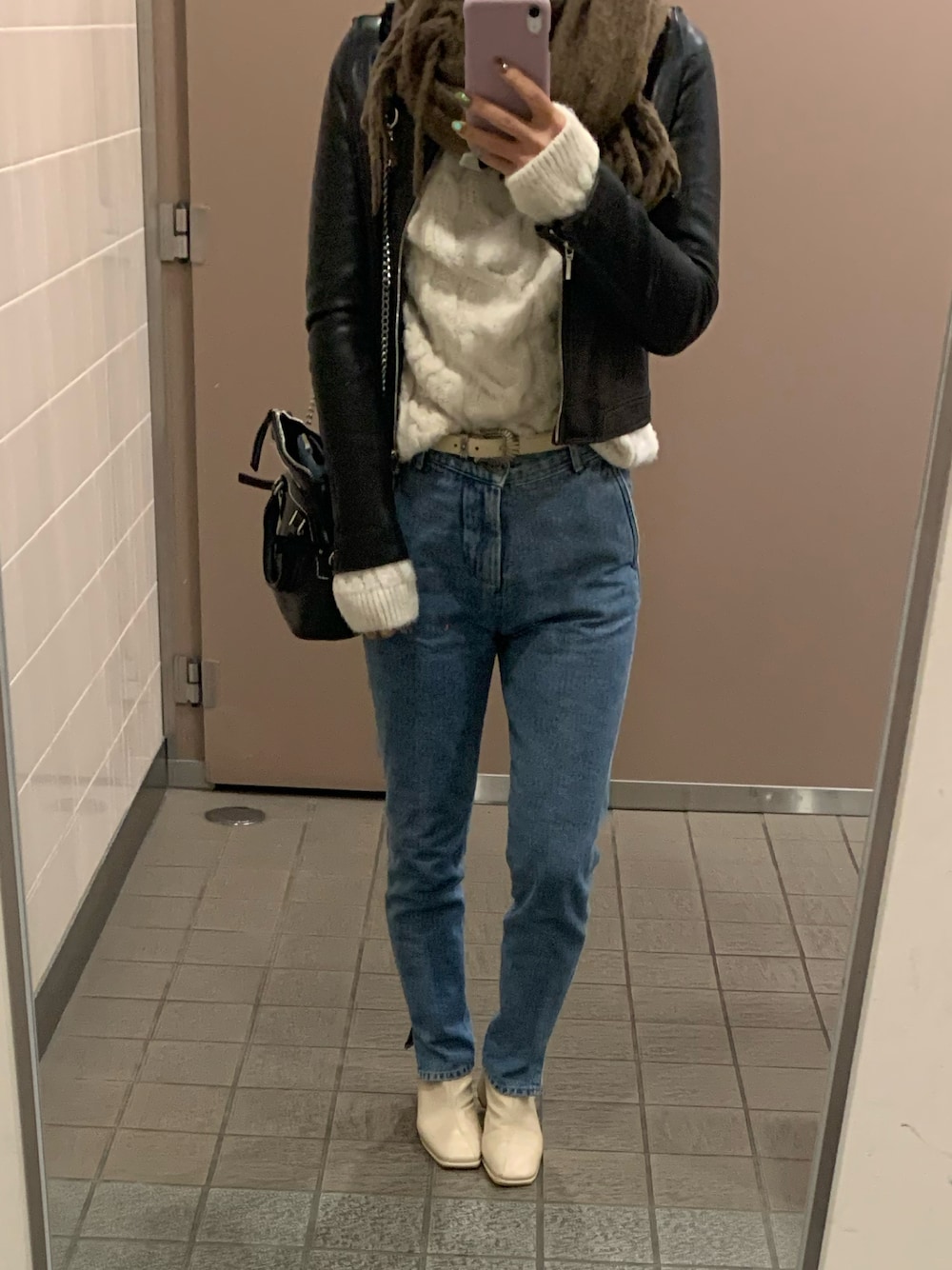 「冬コーデ、休日スタイル、大人カジュアル、白ブーツ、ライダース、デニム、ZARA KIDS、パンツスタイル、タートルネック、低身長」｜「UNITED TOKYOのアイテム（ライダースジャケット、ブラック系）」を使った、mさん（レディース・156cm）の冬コーディネートの1枚目の写真