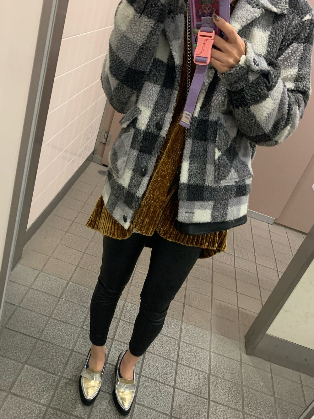 「休日スタイル、カジュアル、プチプラ、低身長コーデ、レザーレギンス、ローファー、ZARA、ZARA KIDS、アメリヴィンテージ、ボアジャケット」｜「ZARA KIDSのアイテム（レギンス/スパッツ、ブラック系）」を使った、mさん（レディース・156cm）の秋コーディネートの1枚目の写真