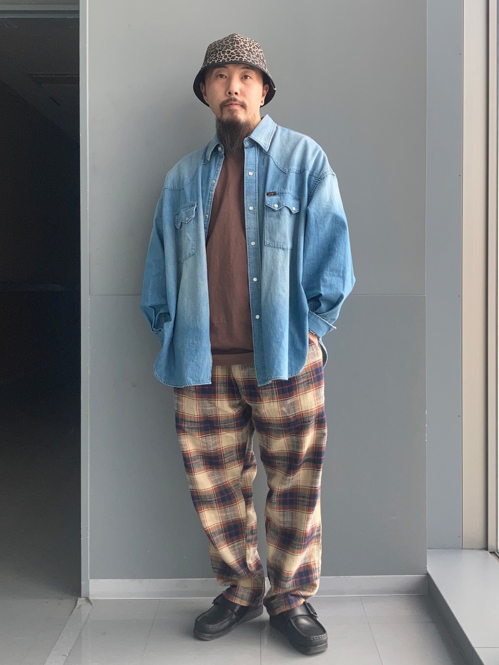 「チェック、ビッグシルエット、ストリート、休日スタイル、チェックパンツ、パジャマパンツ、バケットハット、チェック柄に恋してる、マイベストコーデ2021、レオパード」｜「OVERRIDEのOVERRIDE REVERSIBLE ANIMAL GOB HAT（ハット、ブラック系）」を使った、えんどうさん（メンズ・165cm）の冬コーディネートの1枚目の写真