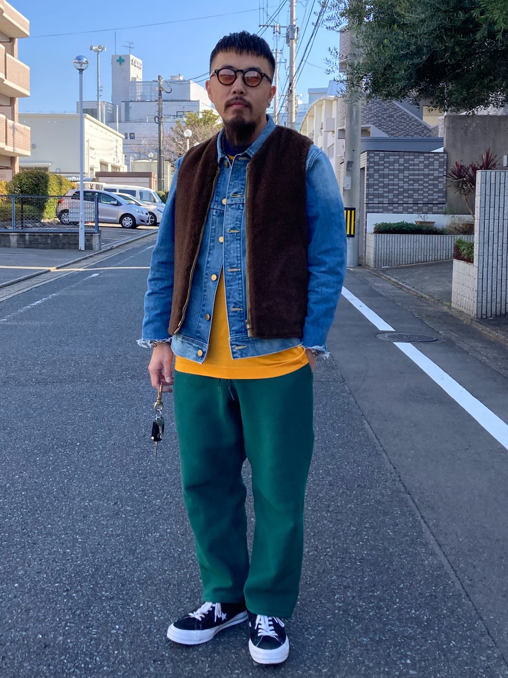 「クリスマスに着たい服、マイベストコーデ2021、休日スタイル、ストリート、あったかコーデ、冬コーデ、古着、スウェットパンツ、ファーベスト、ファー、デニムジャケット、グリーン」｜「Leeのアイテム（デニムジャケット、ブルー系）」を使った、えんどうさん（メンズ・165cm）の冬コーディネートの1枚目の写真